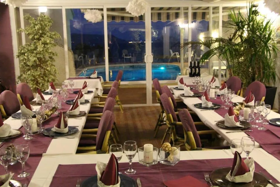 Restaurant/places to eat in Hotel La Riviera