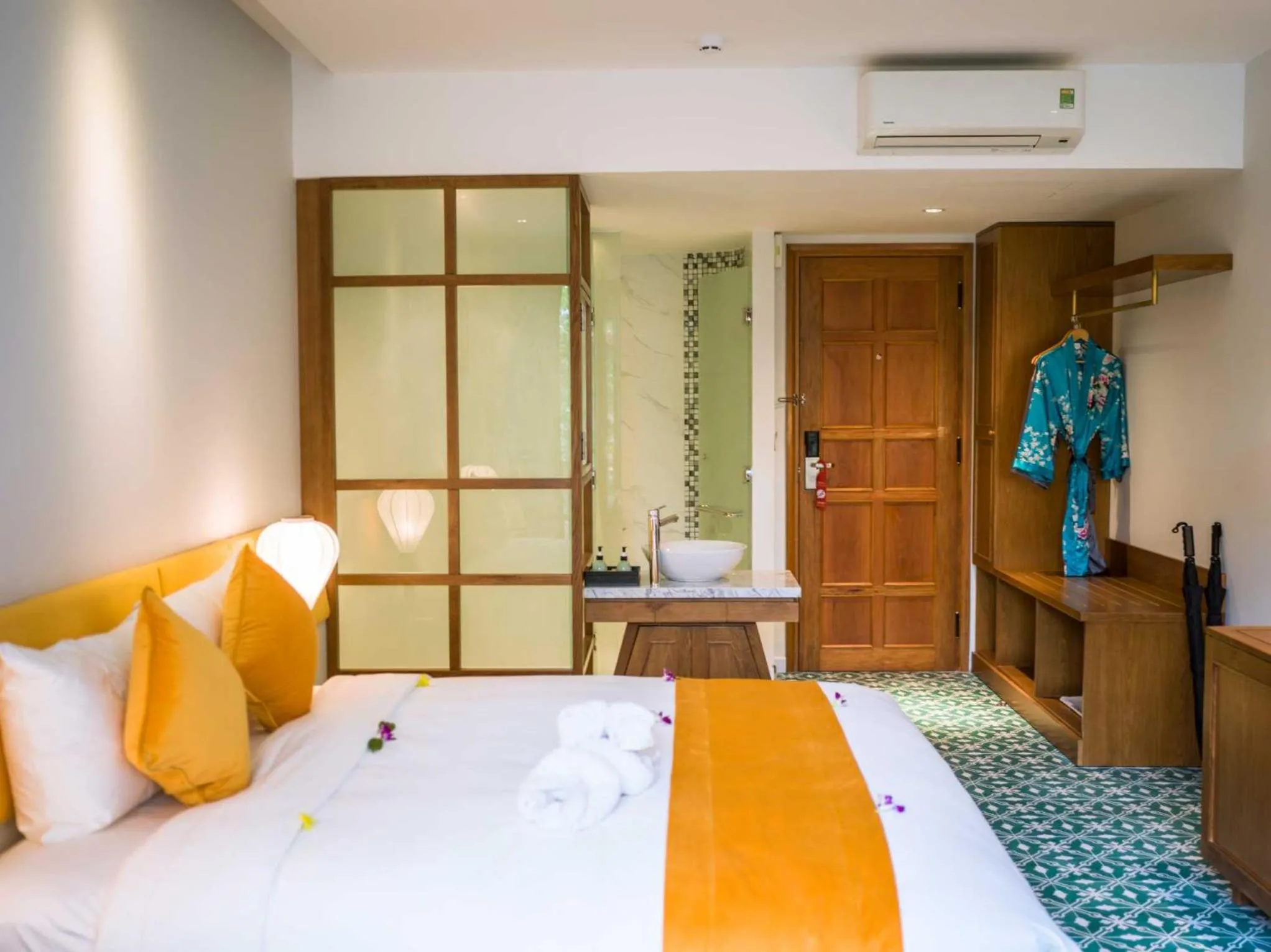 Bedroom, Bed in Vinh Hung Old Town Hotel