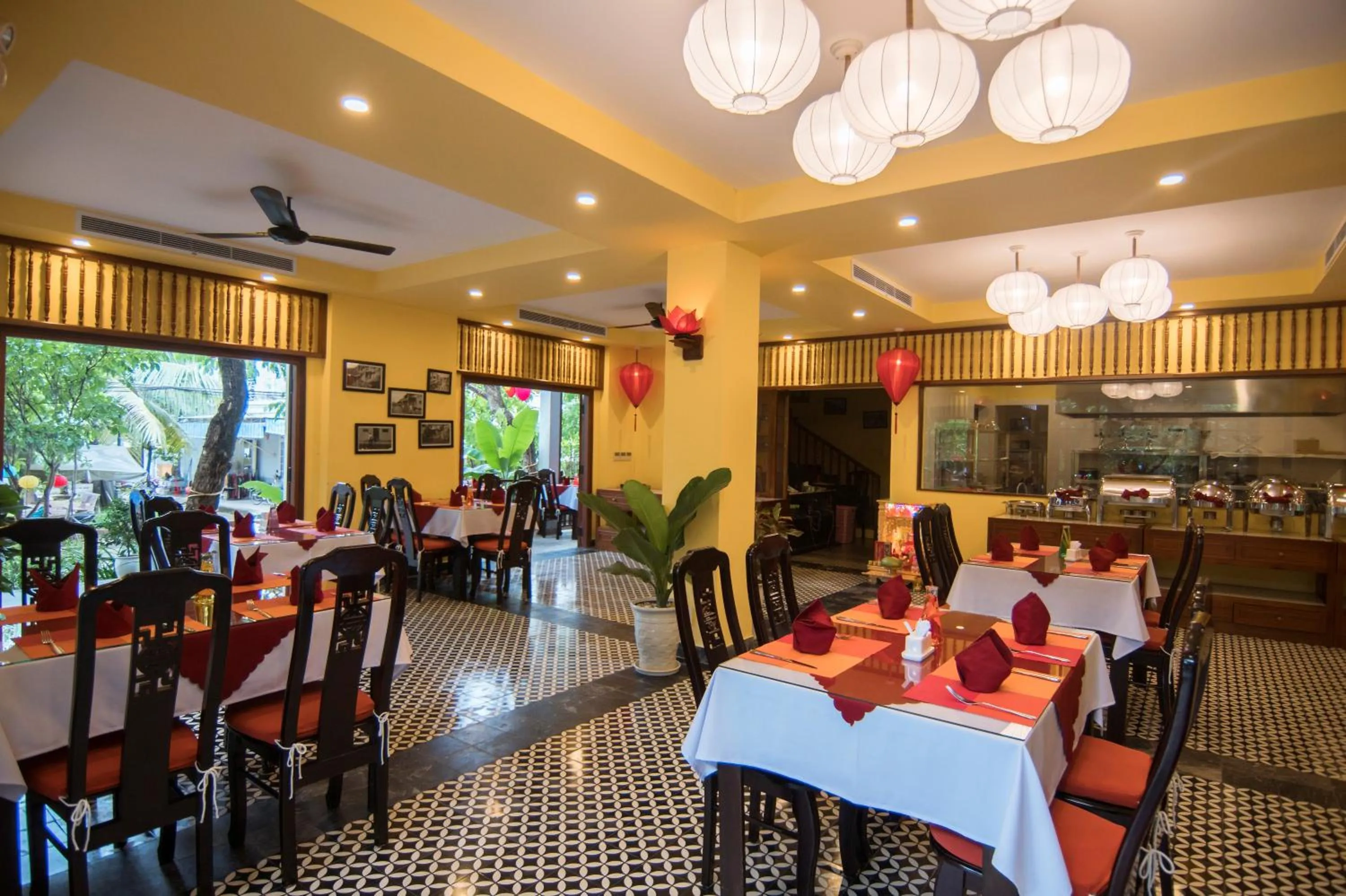 Restaurant/places to eat in Vinh Hung Old Town Hotel