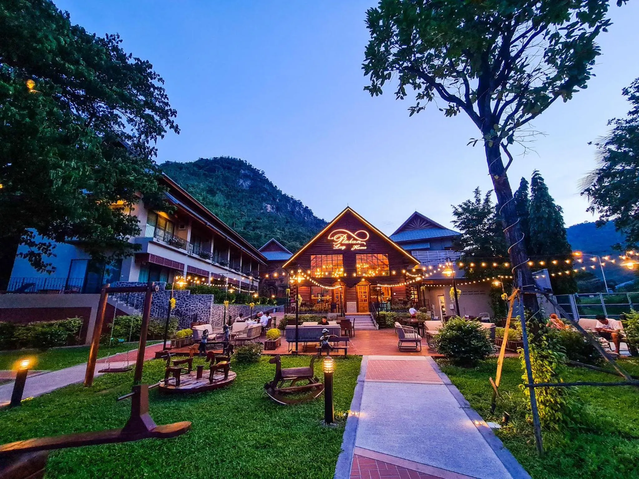 Restaurant/places to eat in Plakan Resort