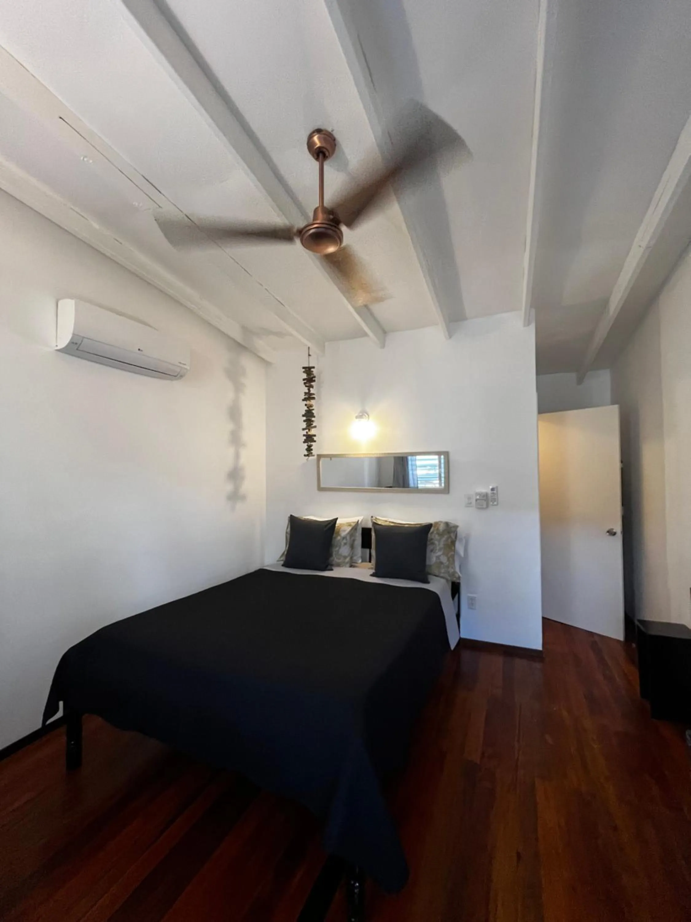 Photo of the whole room, Bed in DreamCabanas