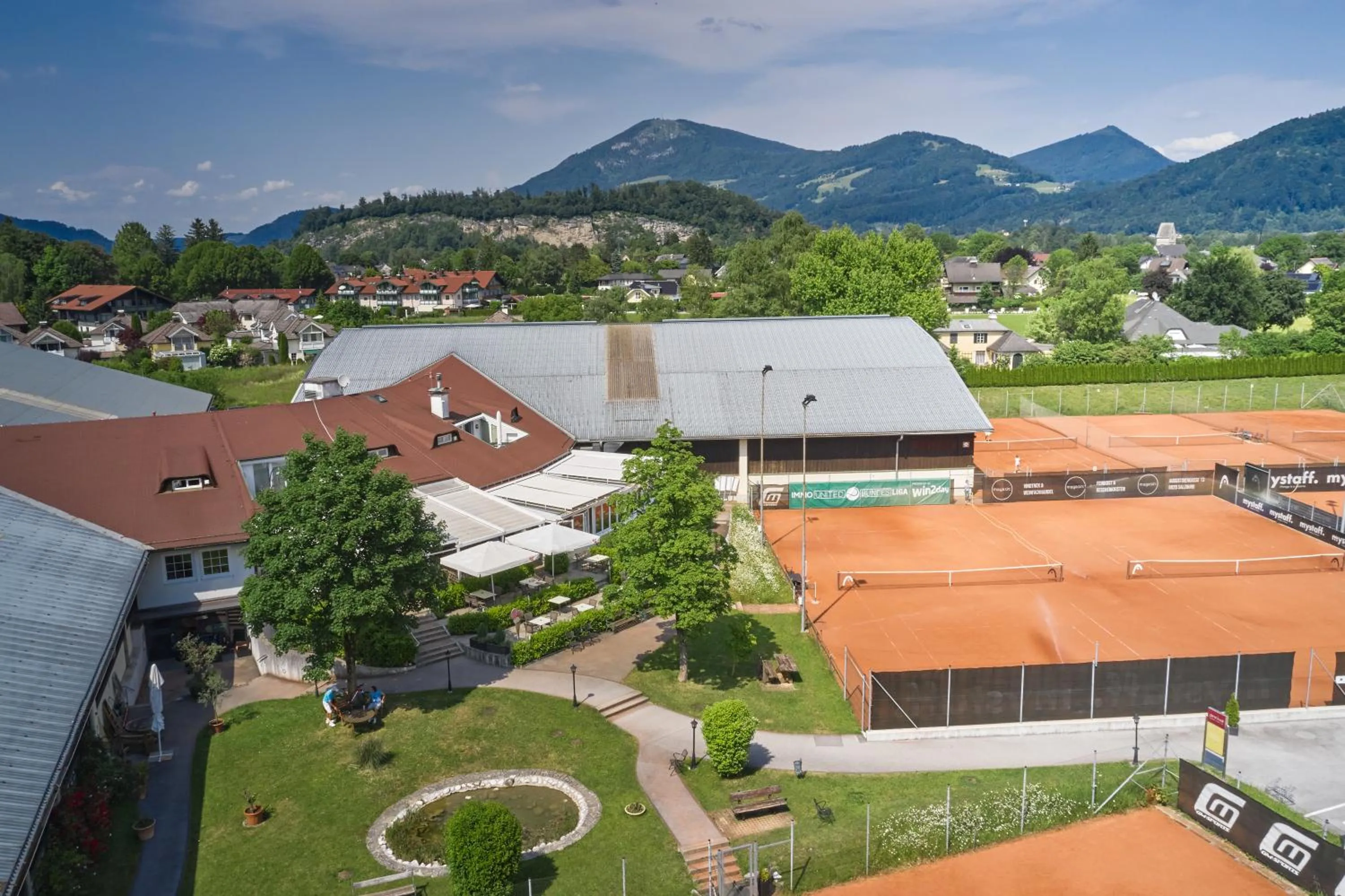 Property building in Hotel Momentum