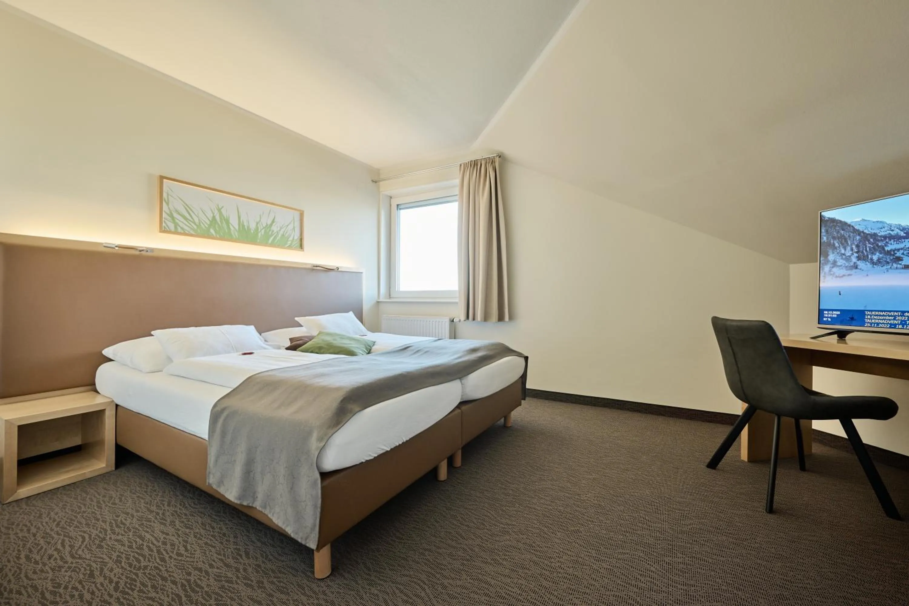 Photo of the whole room, Bed in Hotel Momentum