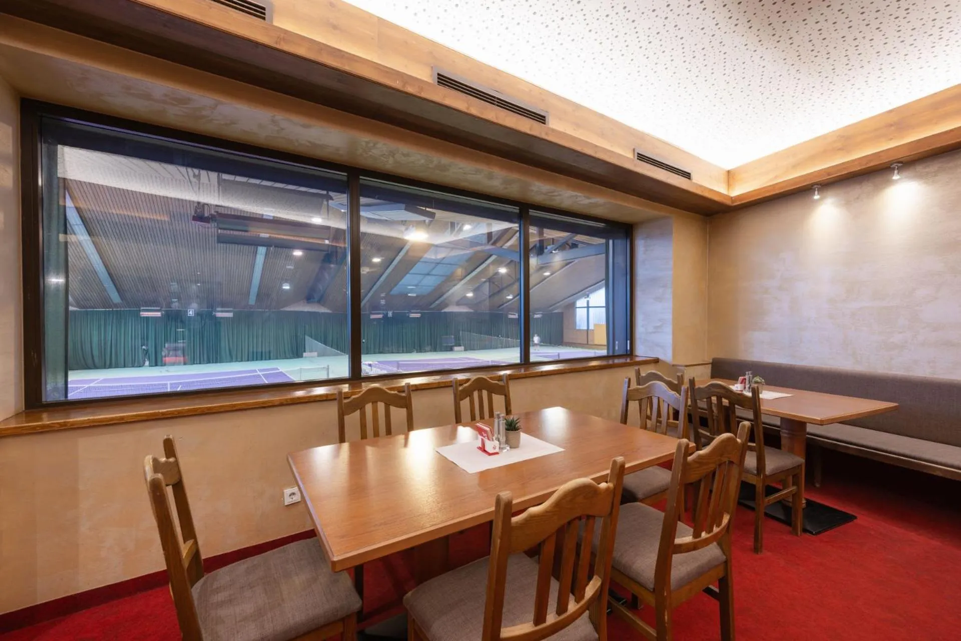 Restaurant/places to eat in Hotel Momentum