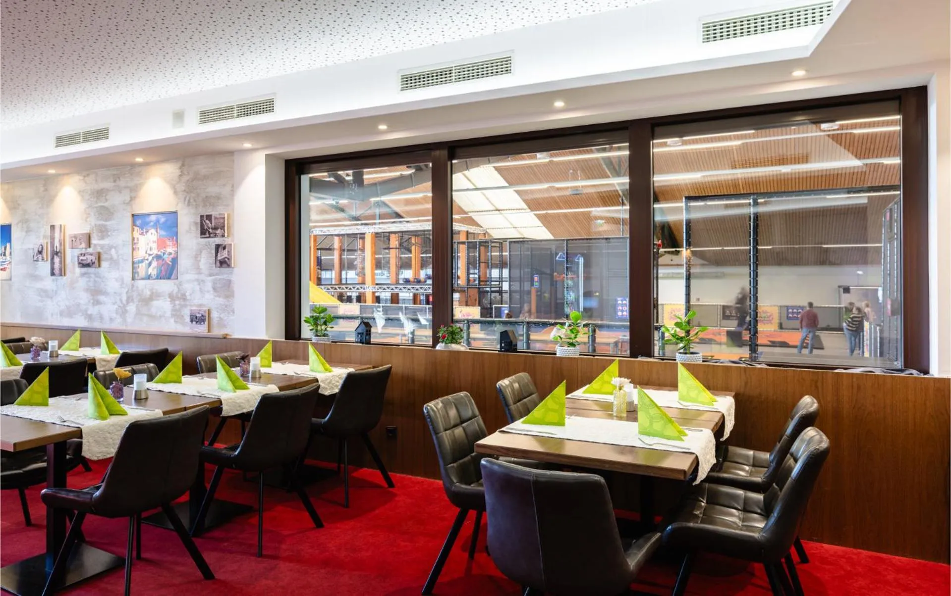 Restaurant/places to eat in Hotel Momentum