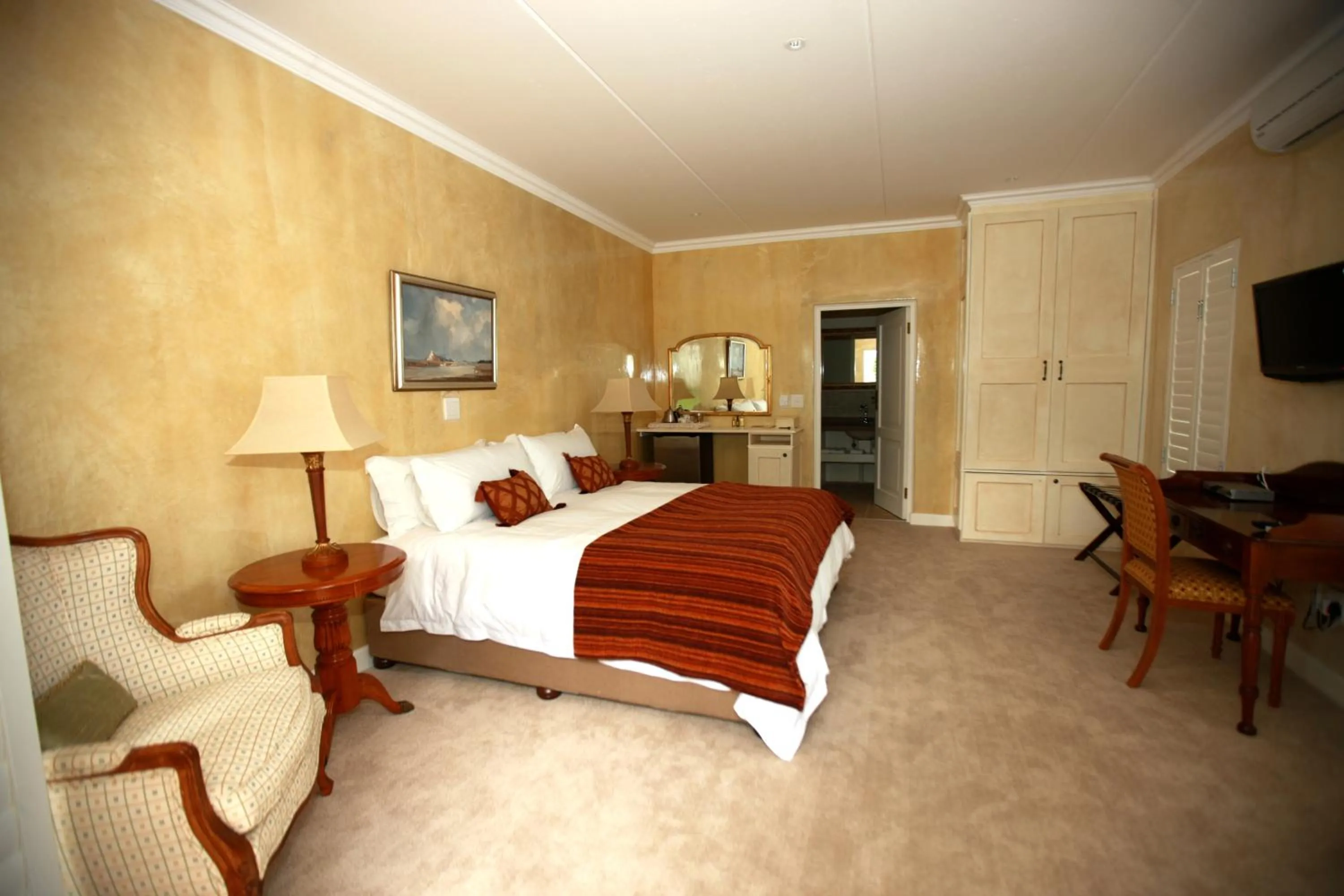 Photo of the whole room, Bed in Leighwood Lodge