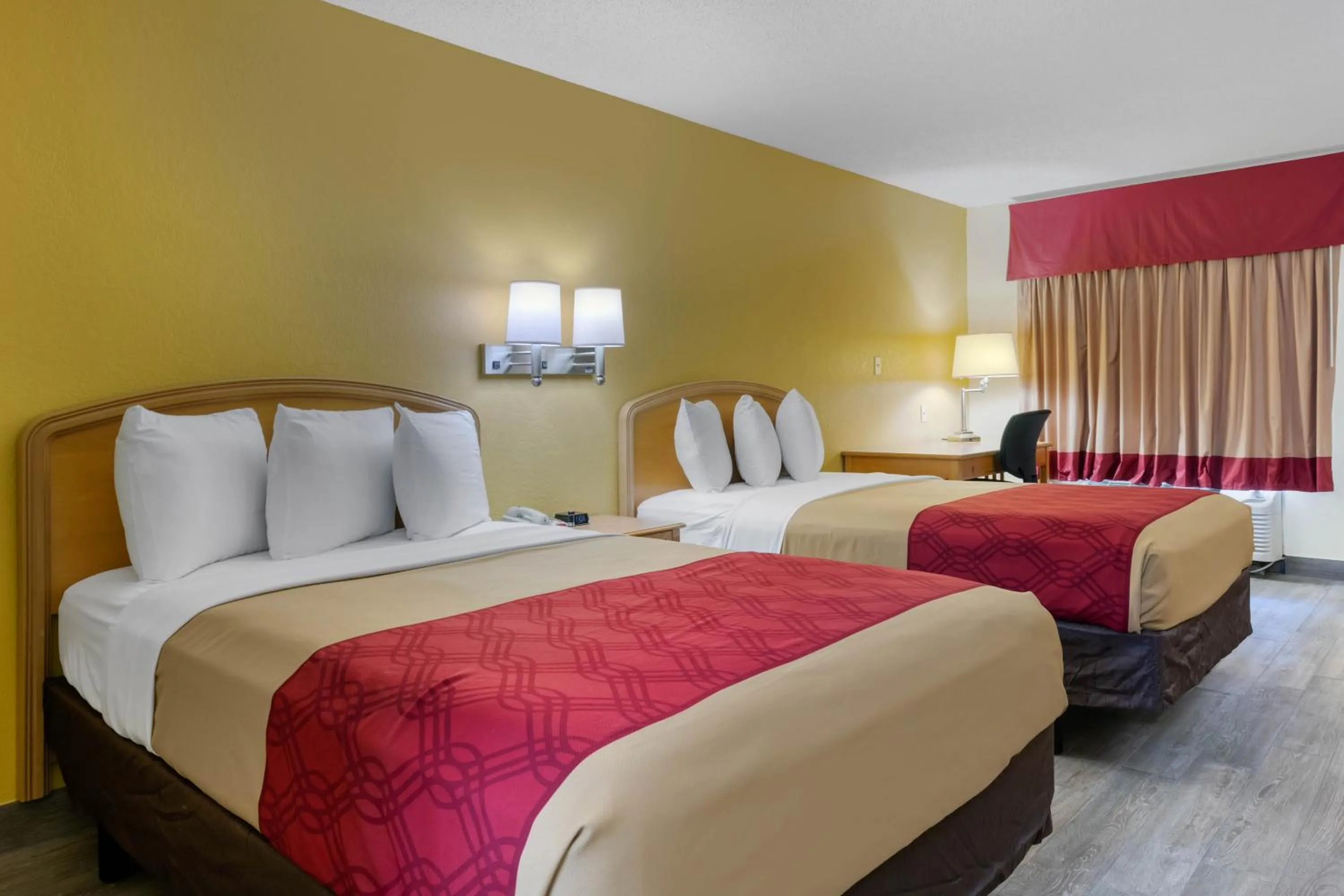 Property building, Bed in Econo Lodge Jacksonville