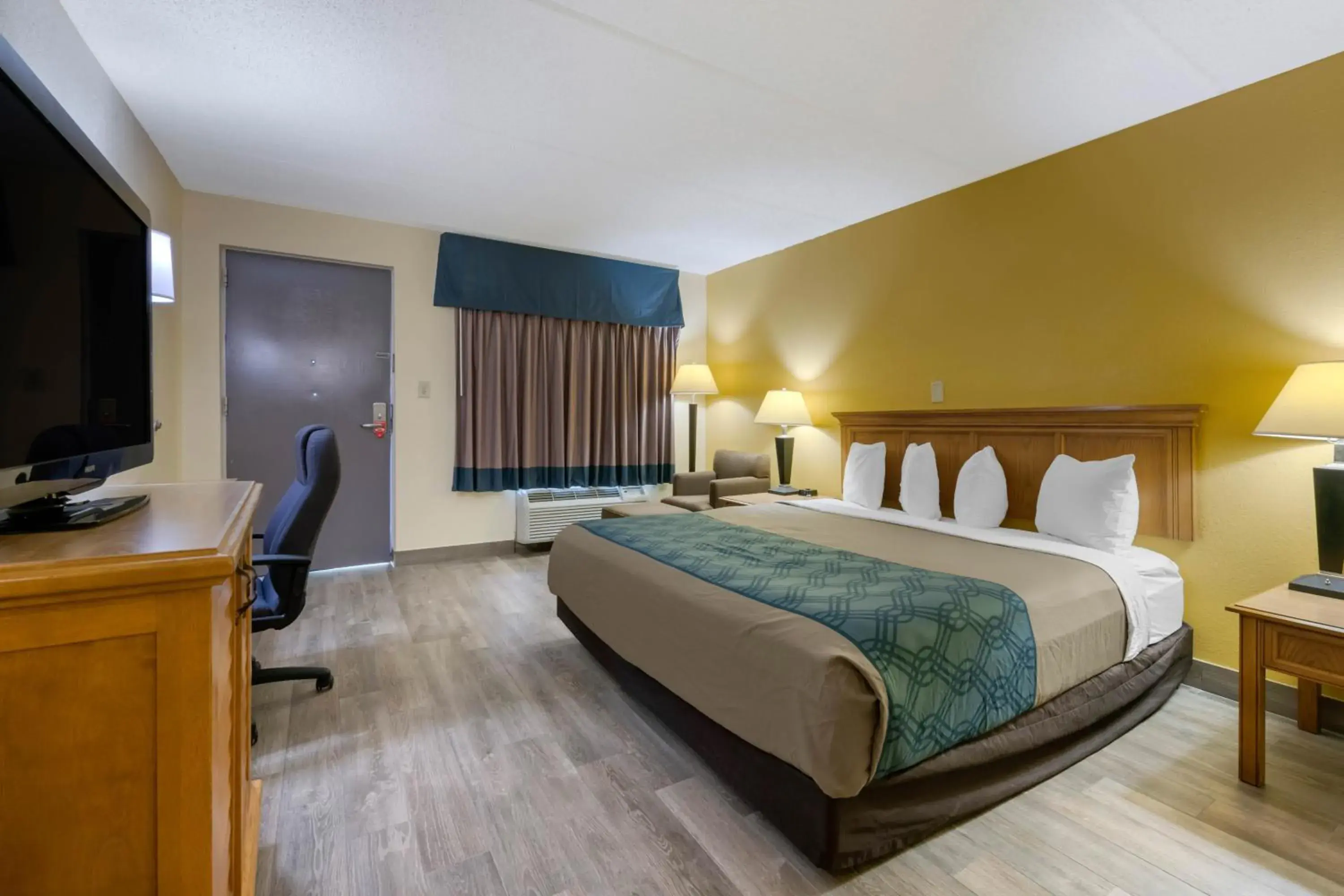 King Room with Accessible Tub - Non-Smoking in Jax Airport Hotel King Room with Accessible Tub - Non-Smoking in Jax Airport Hotel