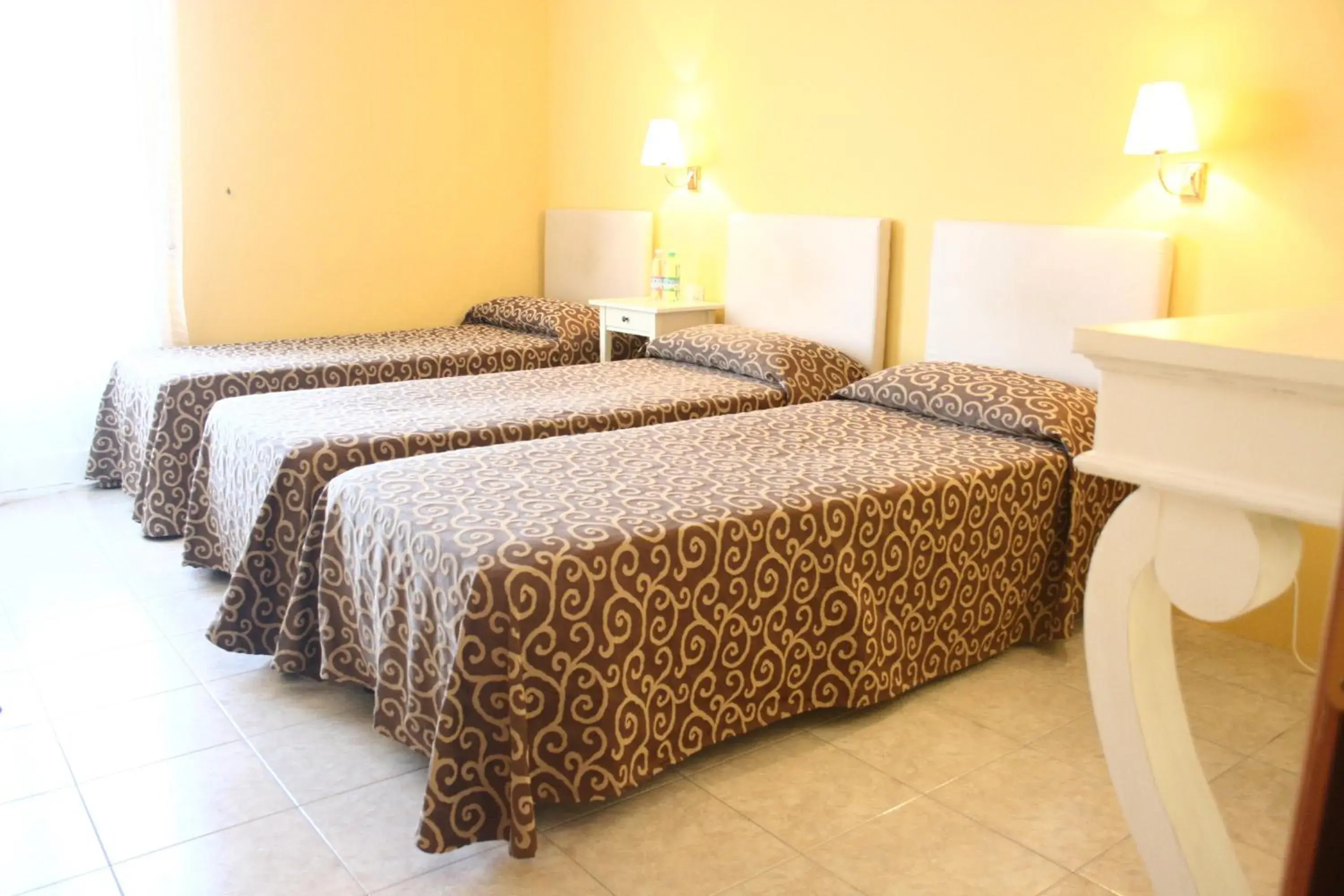 Standard Triple Room in Hotel Alex Standard Triple Room in Hotel Alex