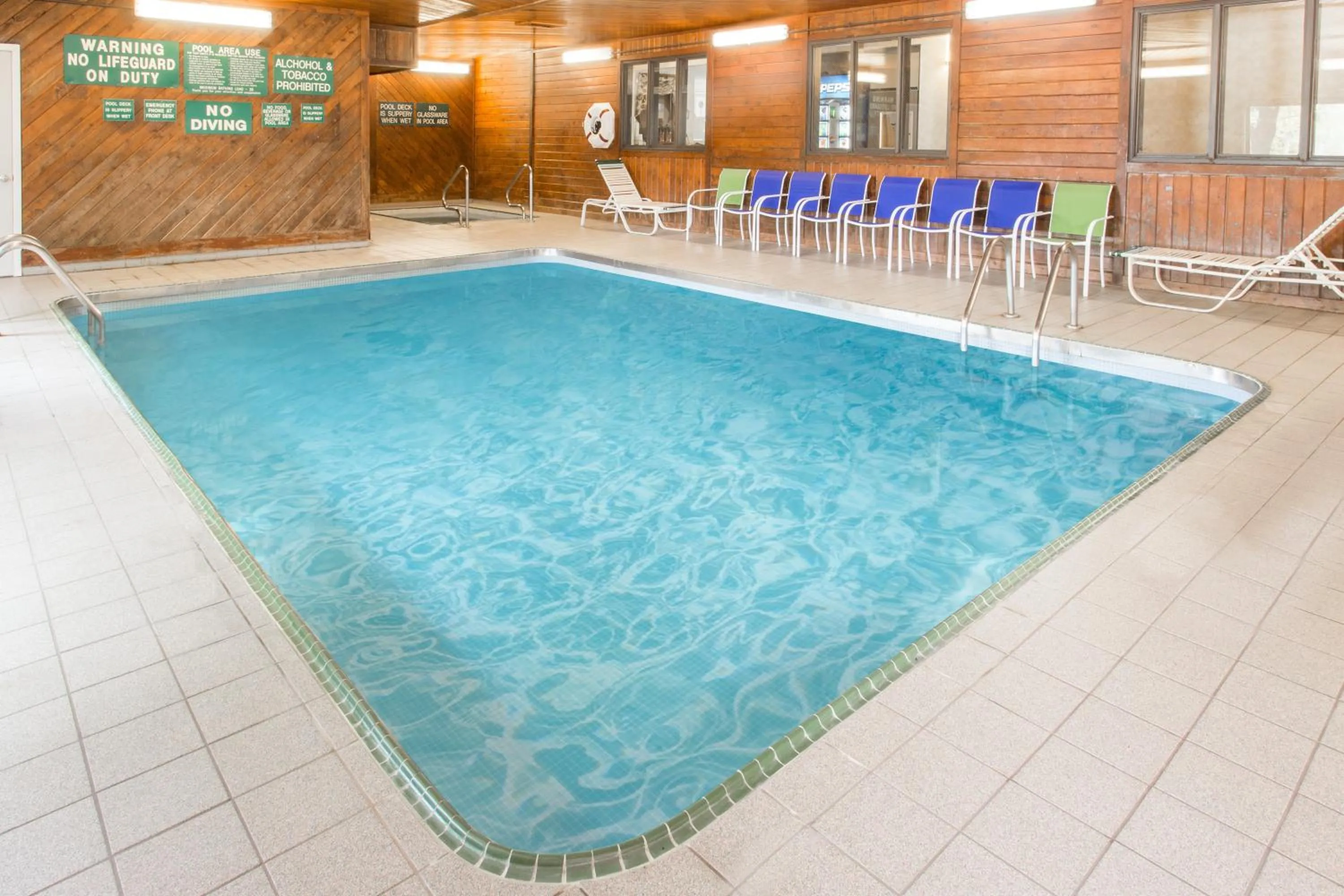Swimming pool in Days Inn & Suites by Wyndham Davenport East