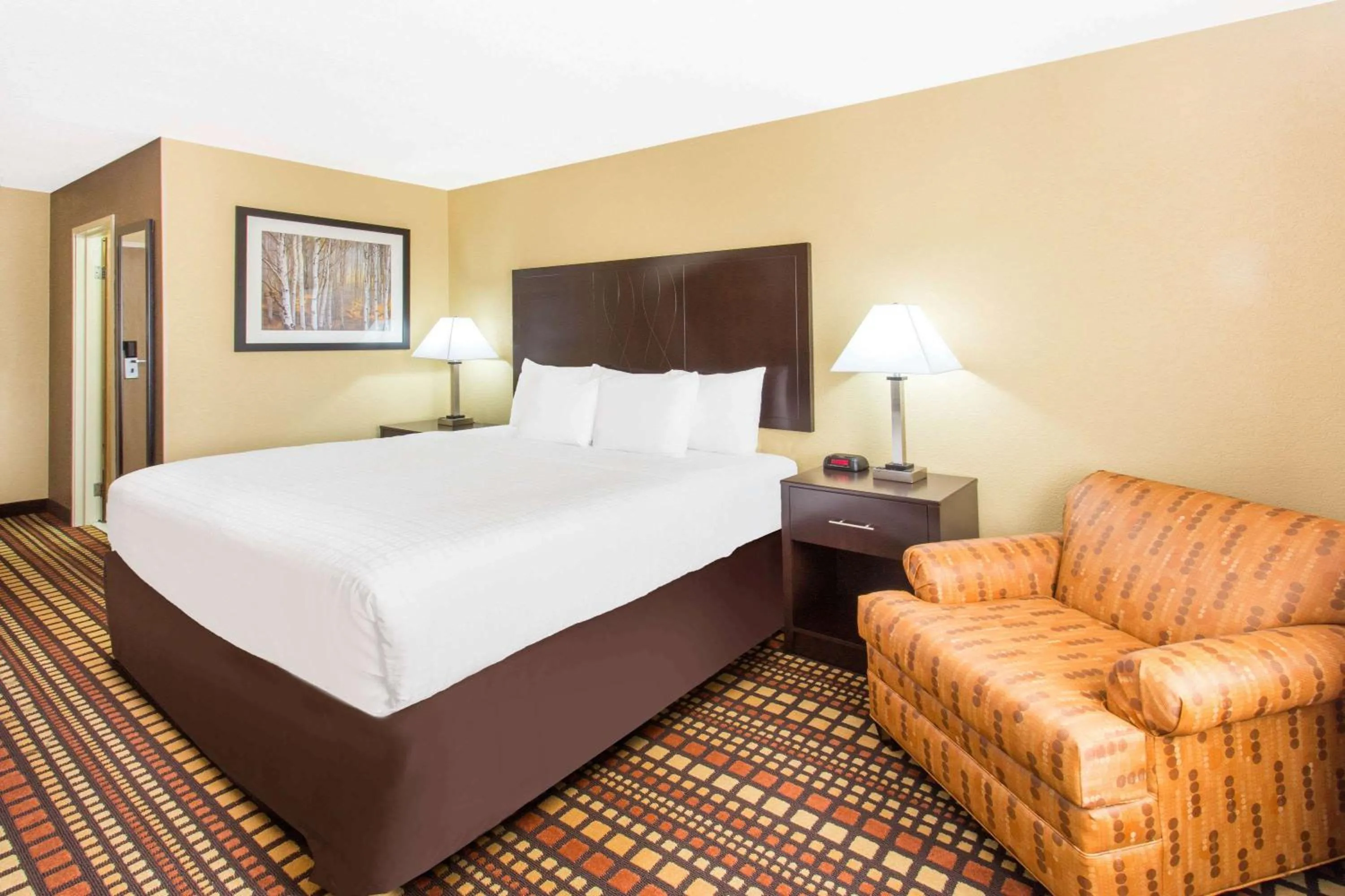 Photo of the whole room, Bed in Days Inn & Suites by Wyndham Davenport East