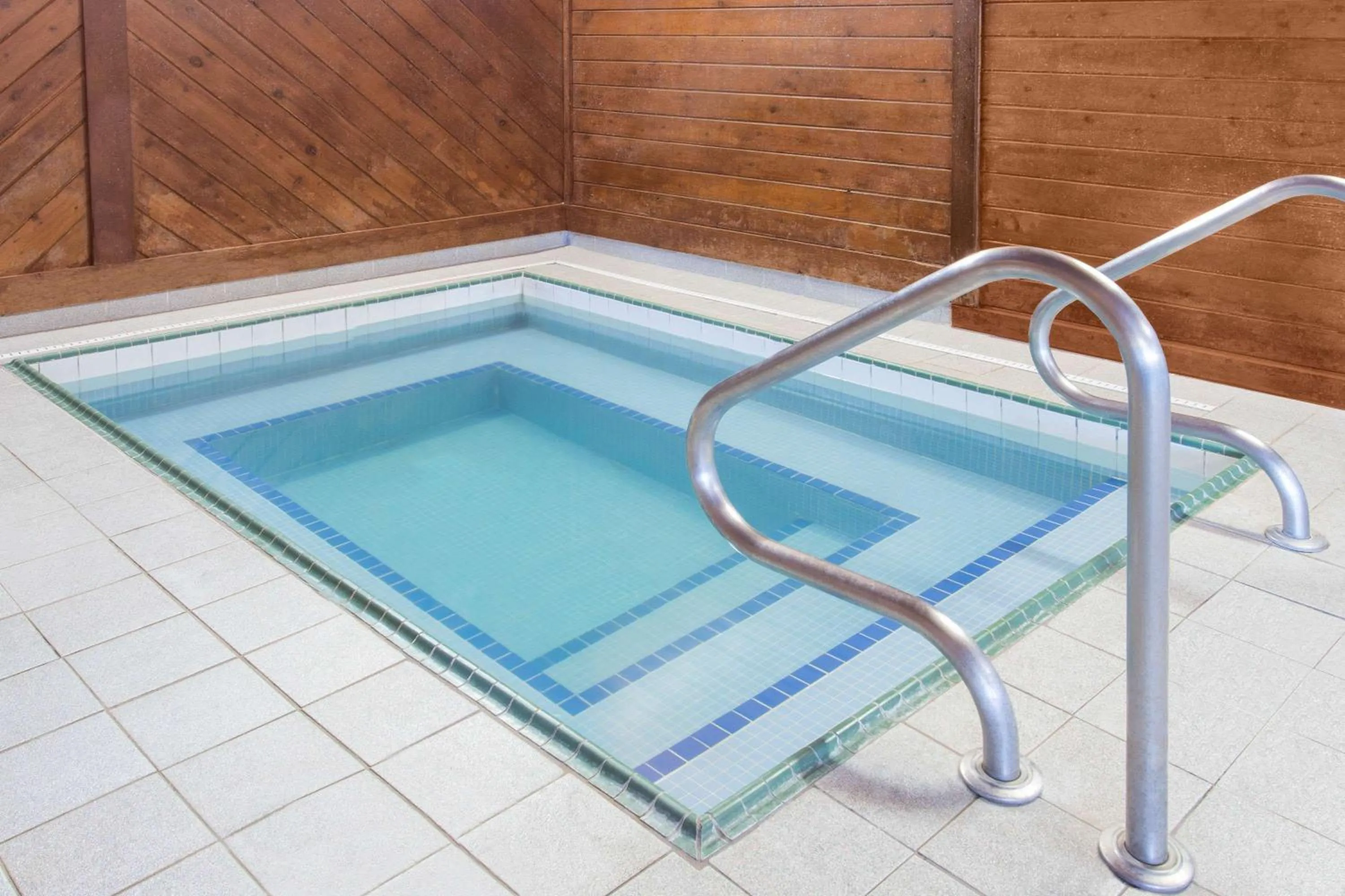 Hot Tub in Days Inn & Suites by Wyndham Davenport East