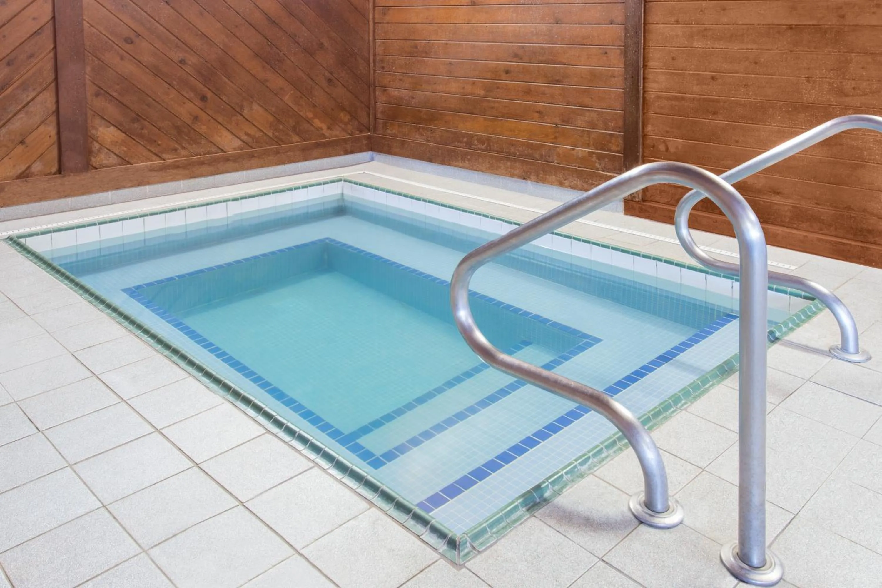 Hot Tub in Days Inn & Suites by Wyndham Davenport East
