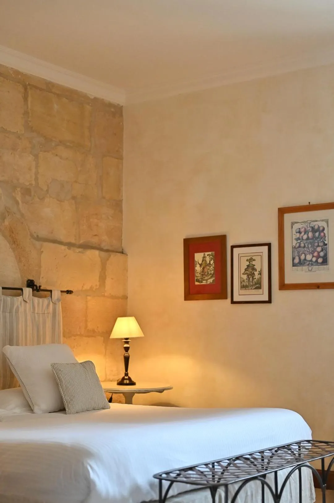 Photo of the whole room, Bed in Mas des Comtes de Provence