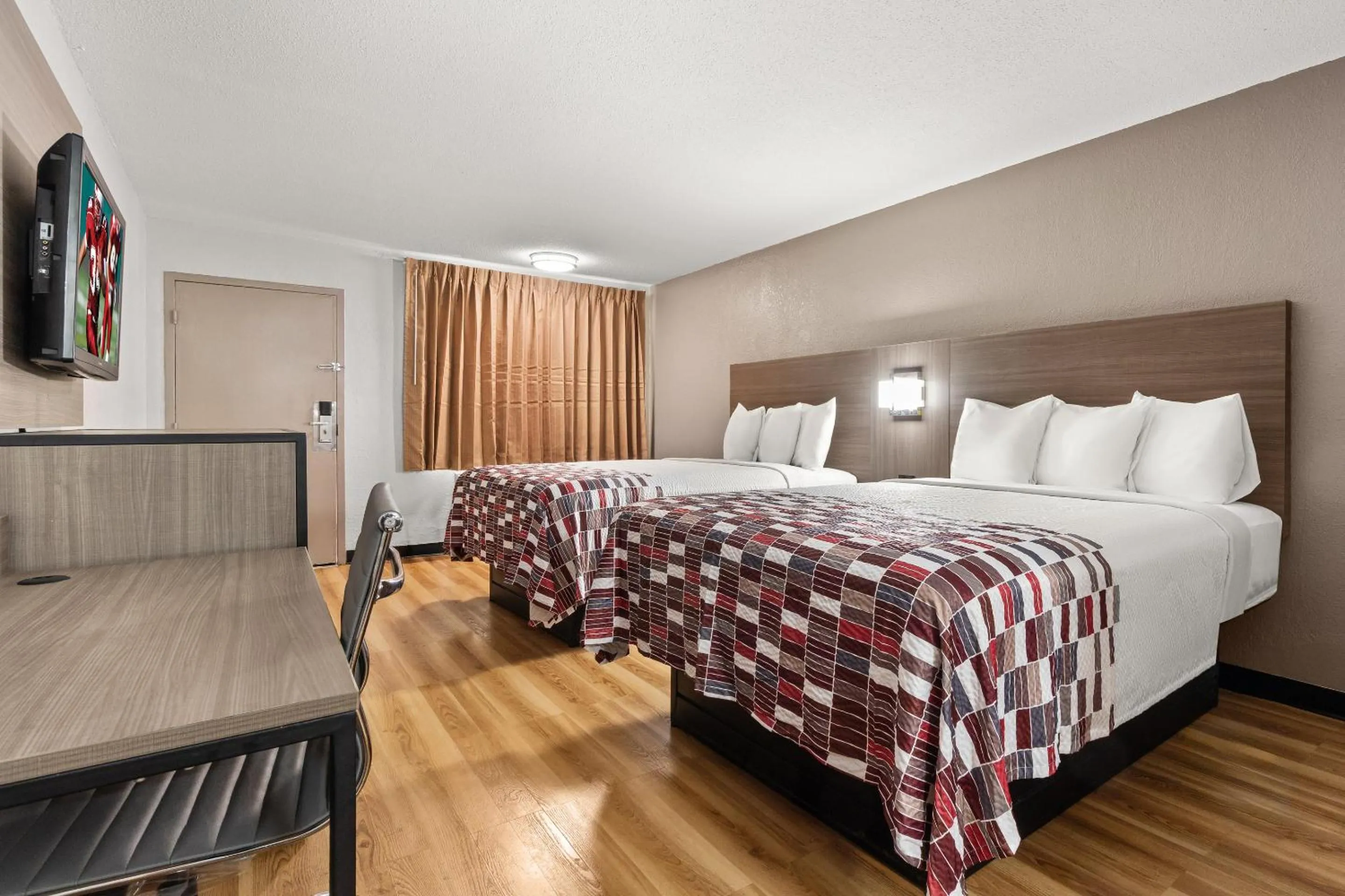 Photo of the whole room, Bed in Red Roof Inn Memphis - Graceland Airport