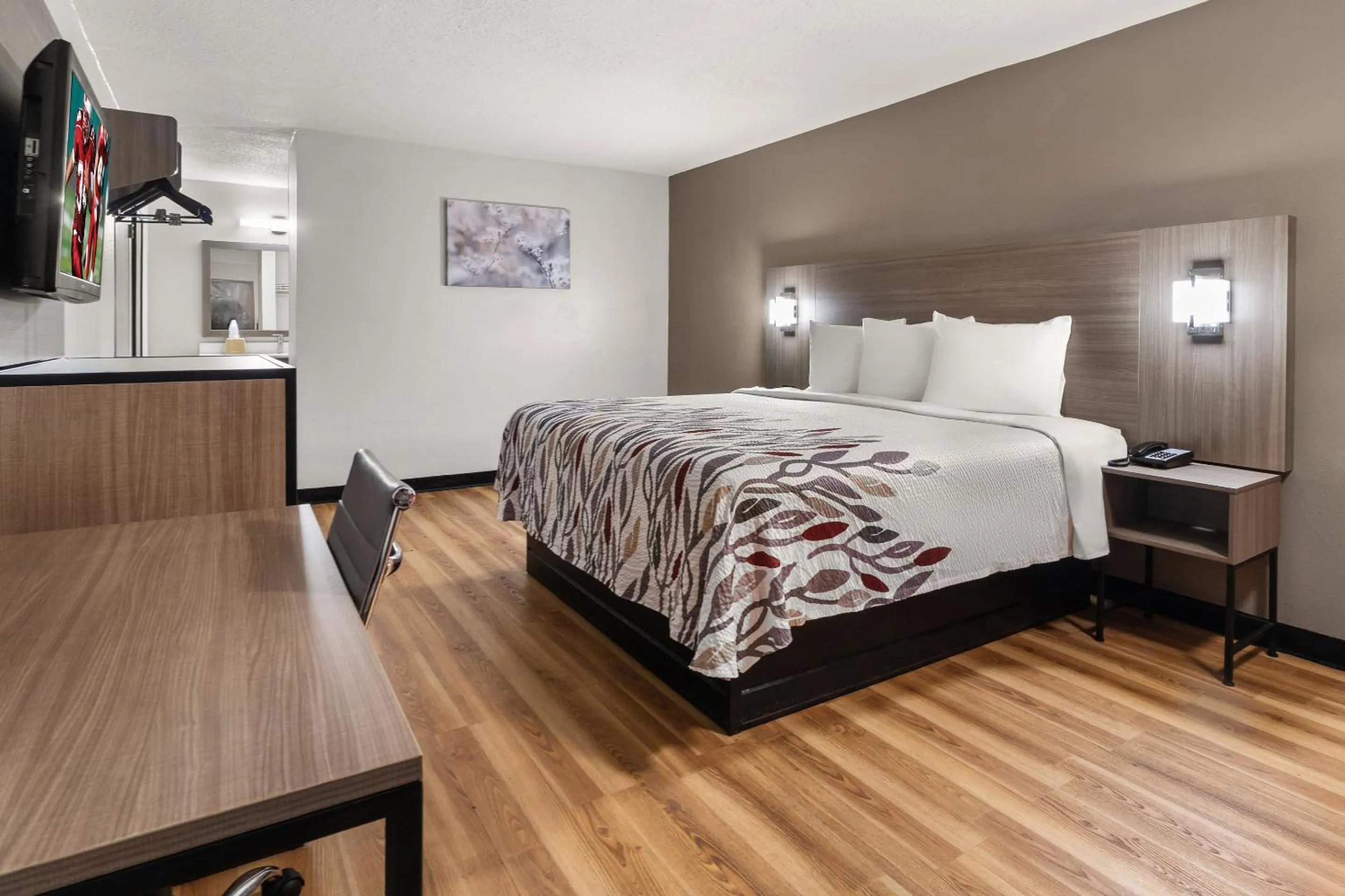 Photo of the whole room, Bed in Red Roof Inn Memphis - Graceland Airport