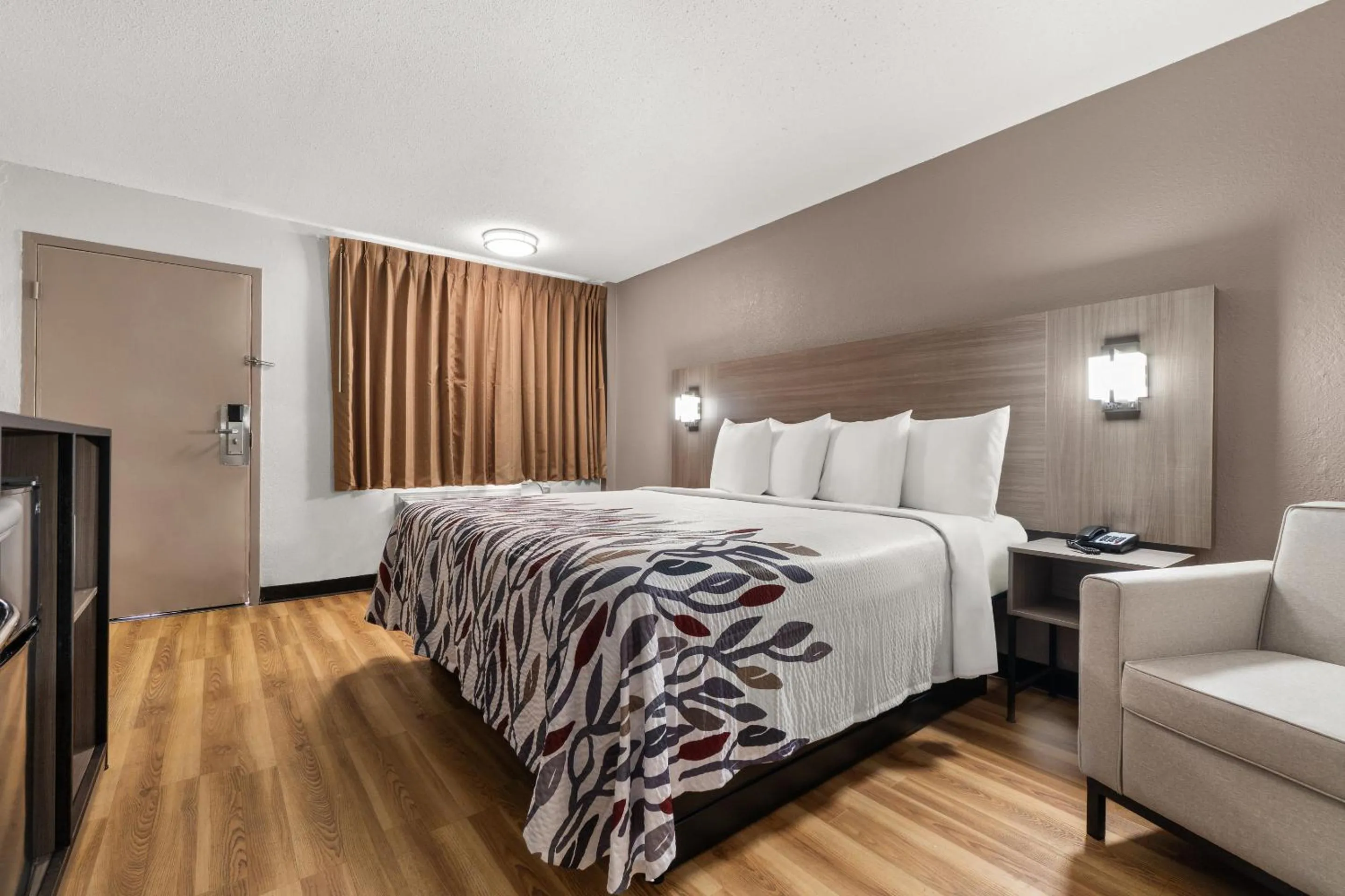 Bedroom, Bed in Red Roof Inn Memphis - Graceland Airport