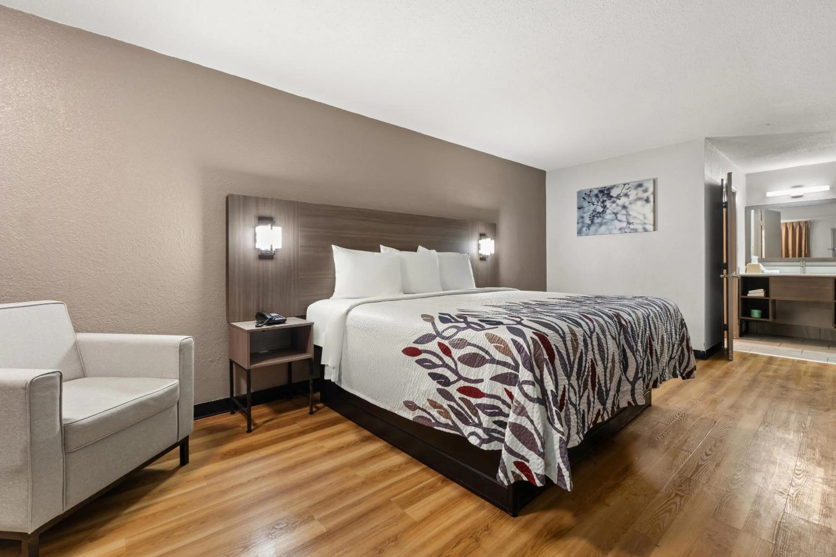 Photo of the whole room, Bed in Red Roof Inn Memphis - Graceland Airport