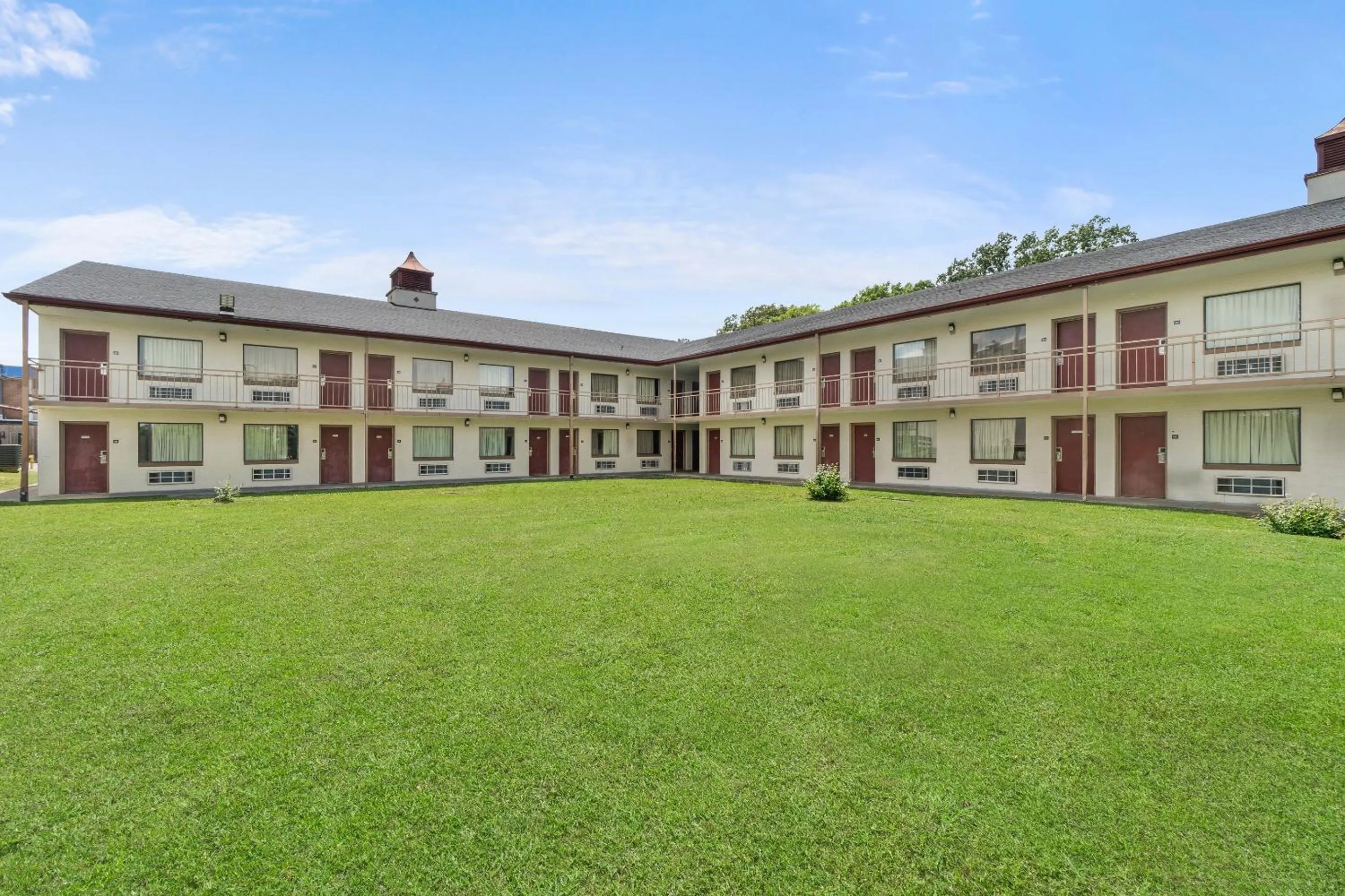 Inner courtyard view in Red Roof Inn Memphis - Graceland Airport