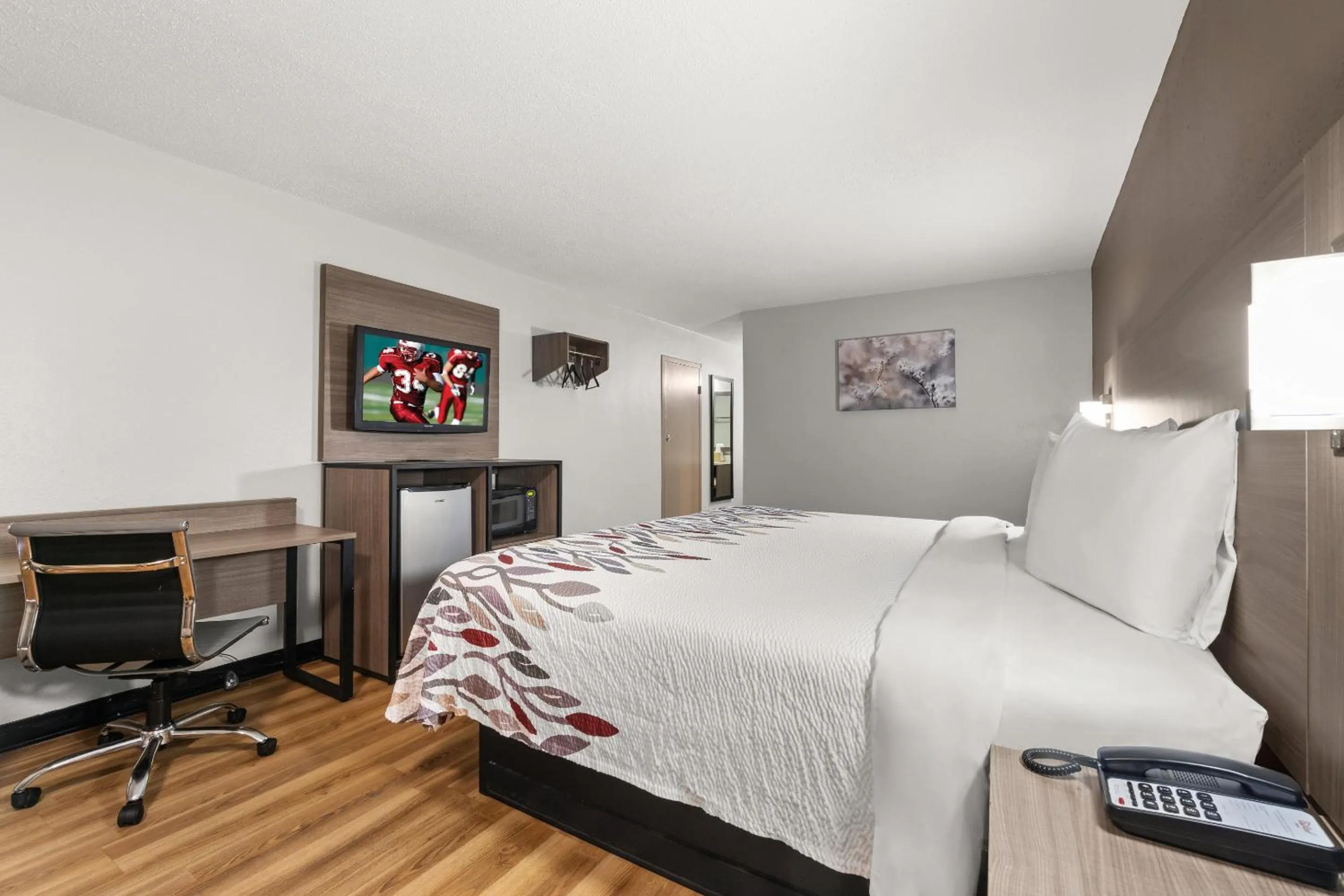 Photo of the whole room, Bed in Red Roof Inn Memphis - Graceland Airport