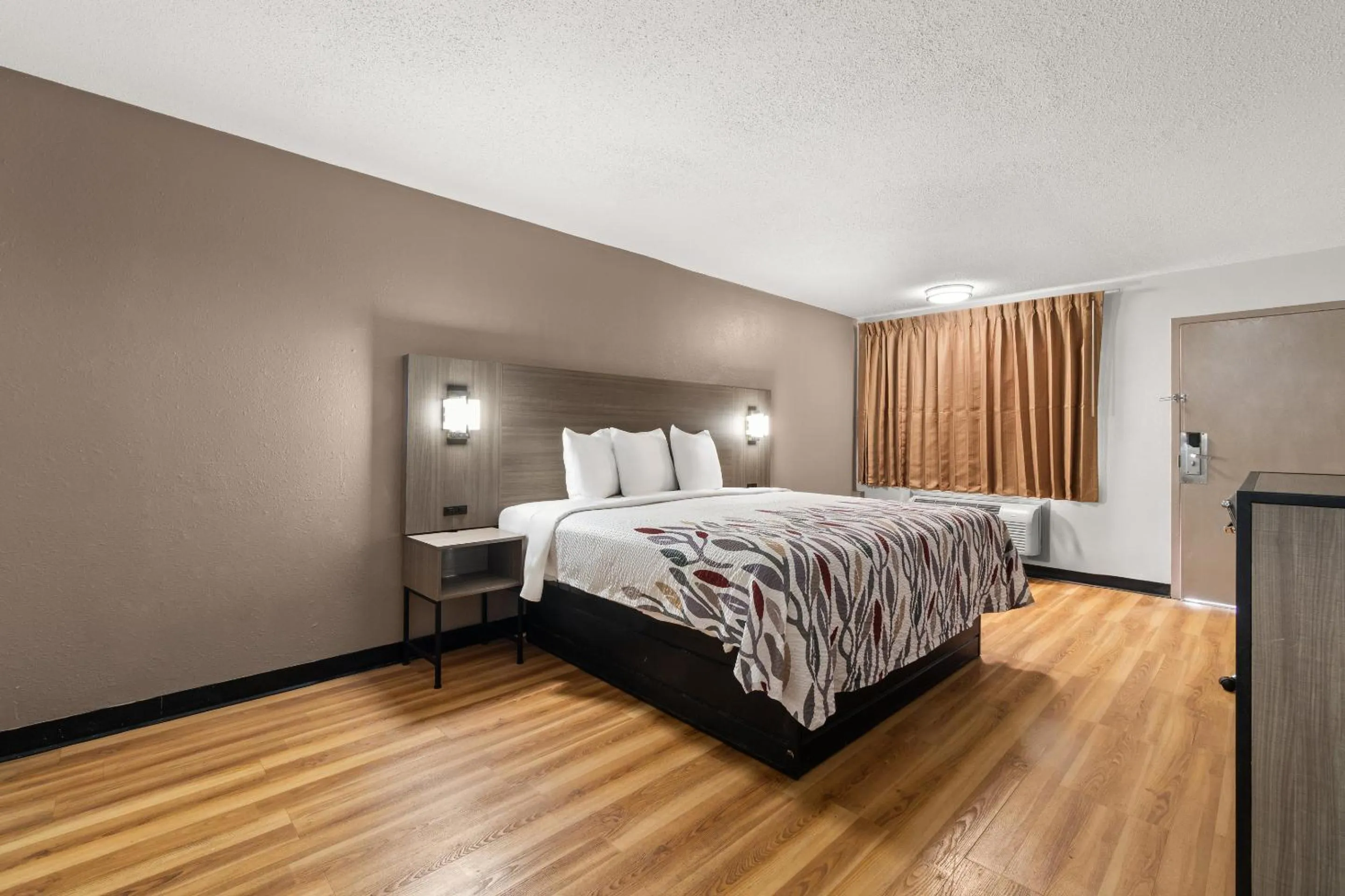 Photo of the whole room, Bed in Red Roof Inn Memphis - Graceland Airport