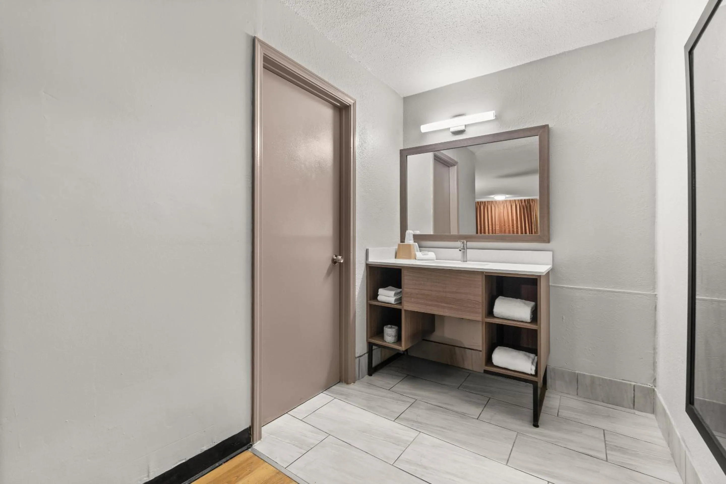 Bathroom in Red Roof Inn Memphis - Graceland Airport