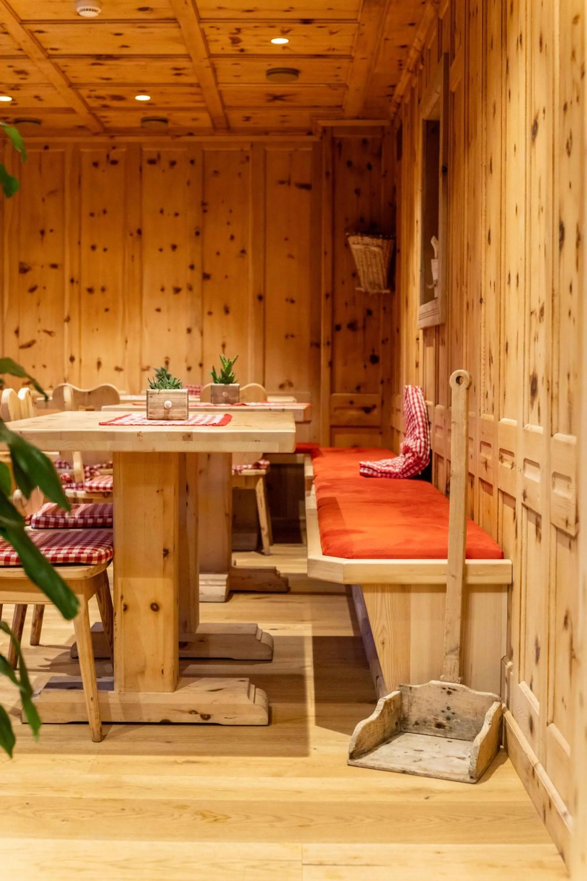 Communal lounge/ TV room in Hotel La Montanina