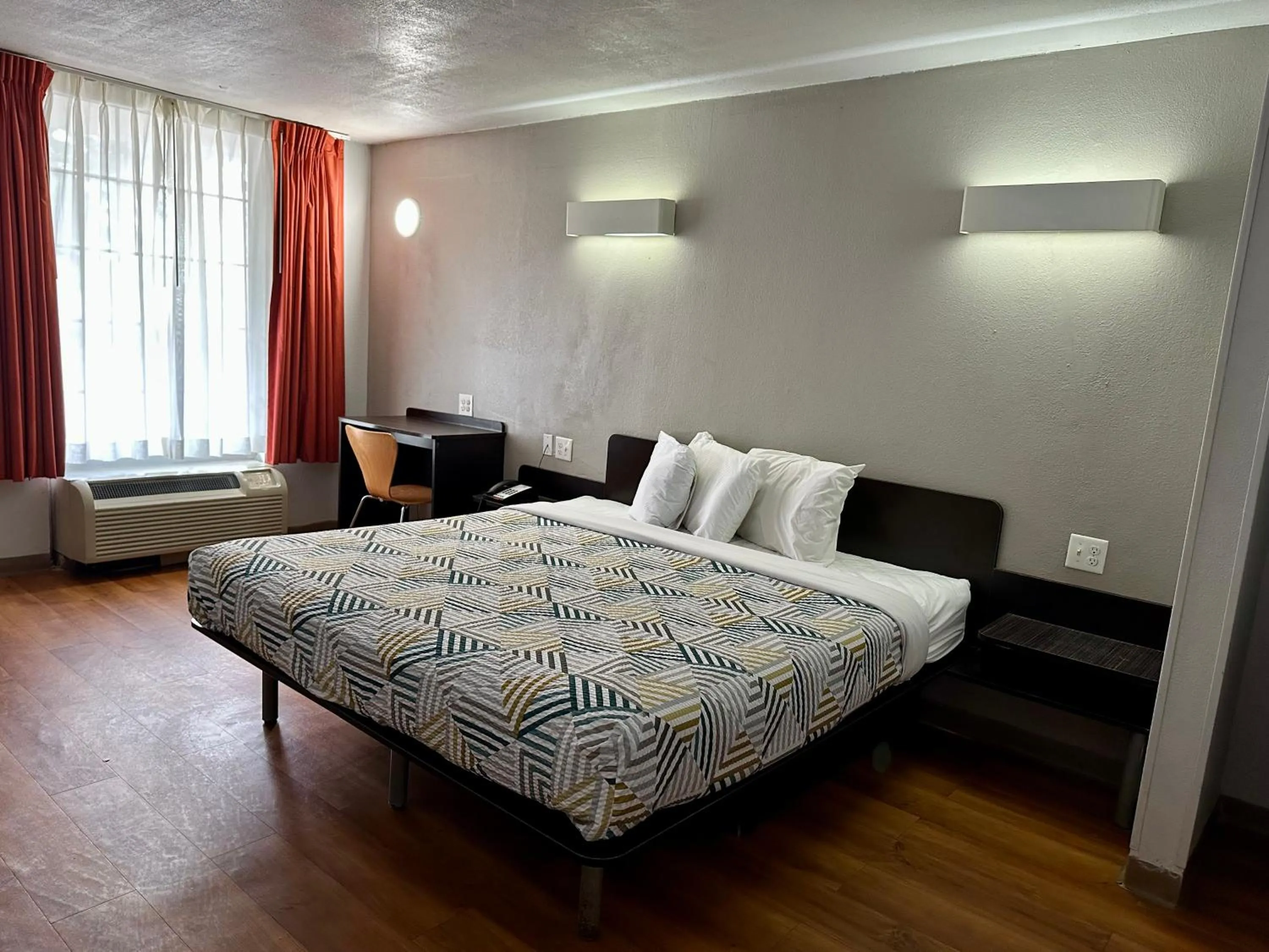 Bed in Motel 6-West Monroe, LA