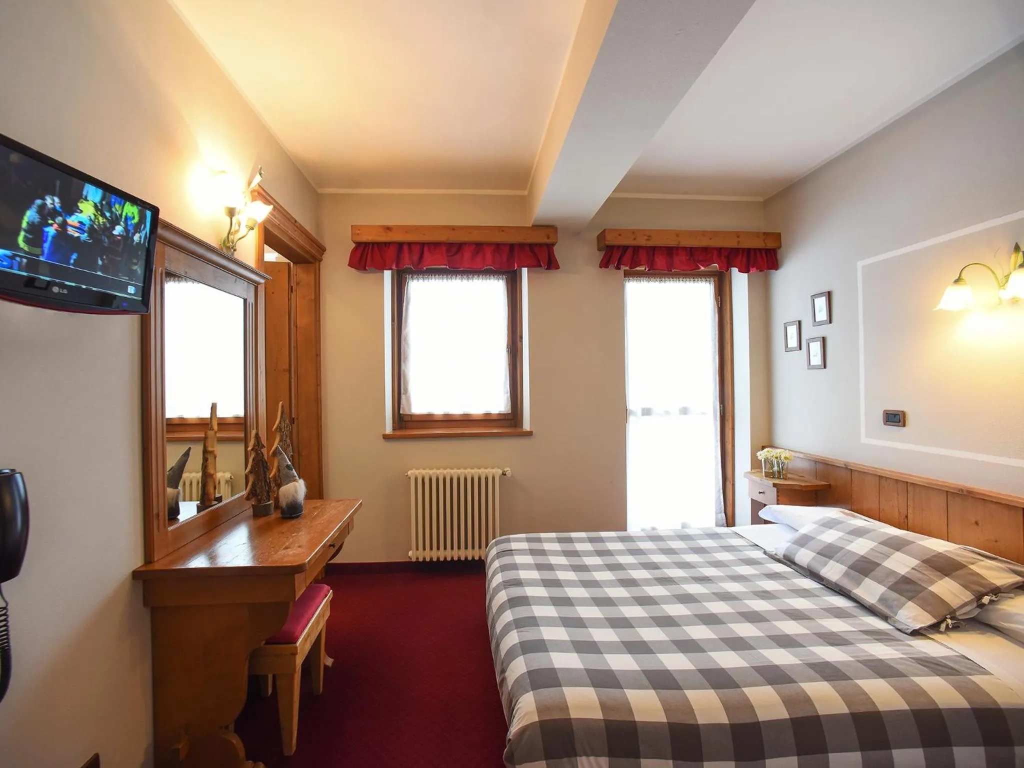 Bed in Hotel Garnì Il Cirmolo