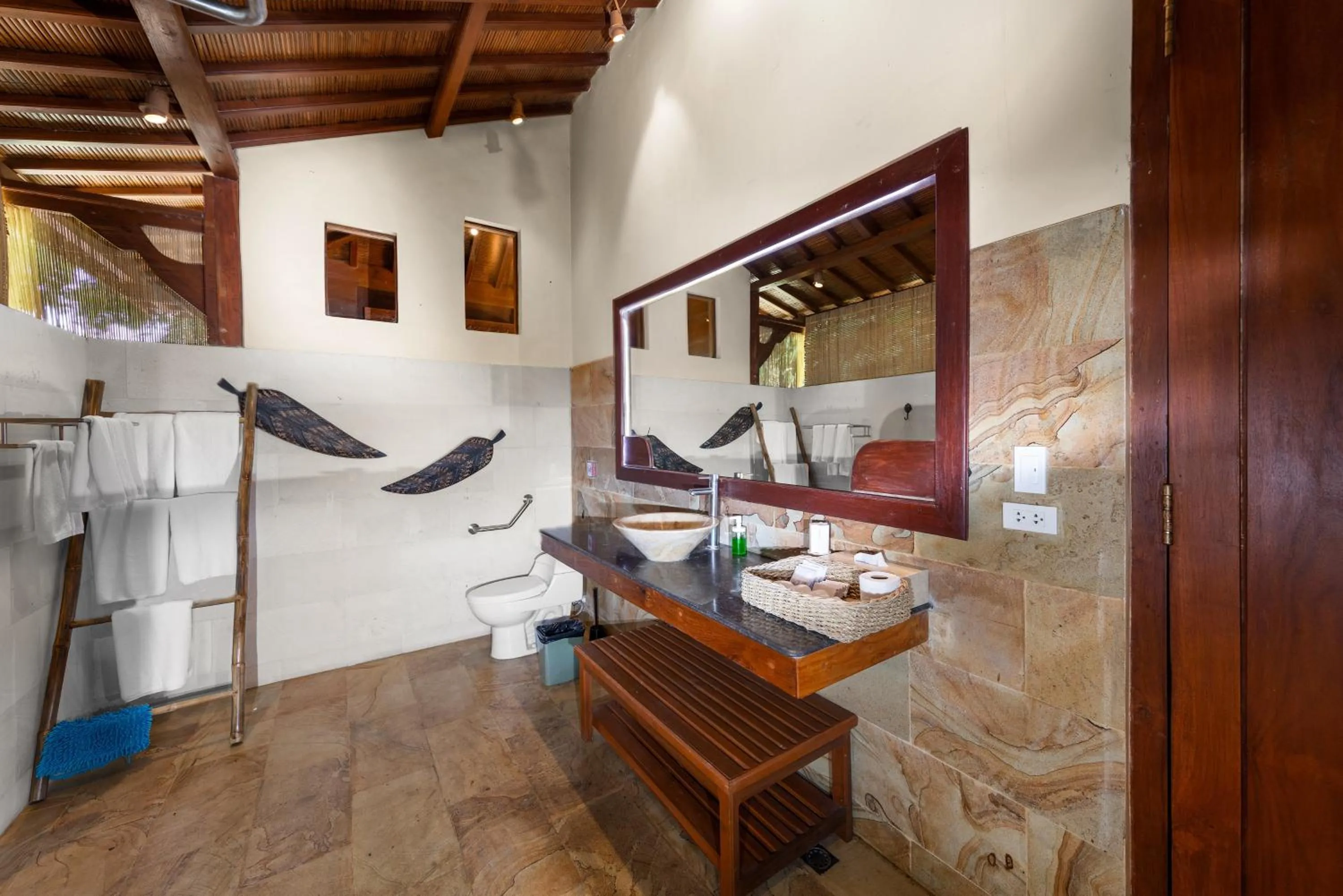 Toilet in Karuna El Nido Villas