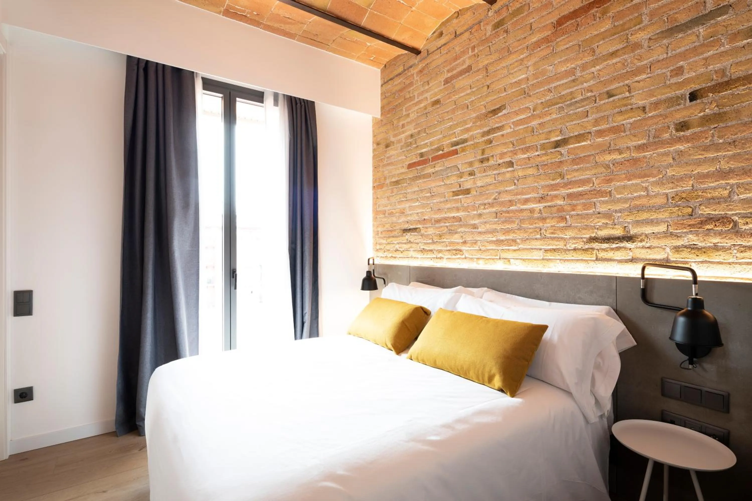 Bed in Aspasios Sagrada Familia Apartments