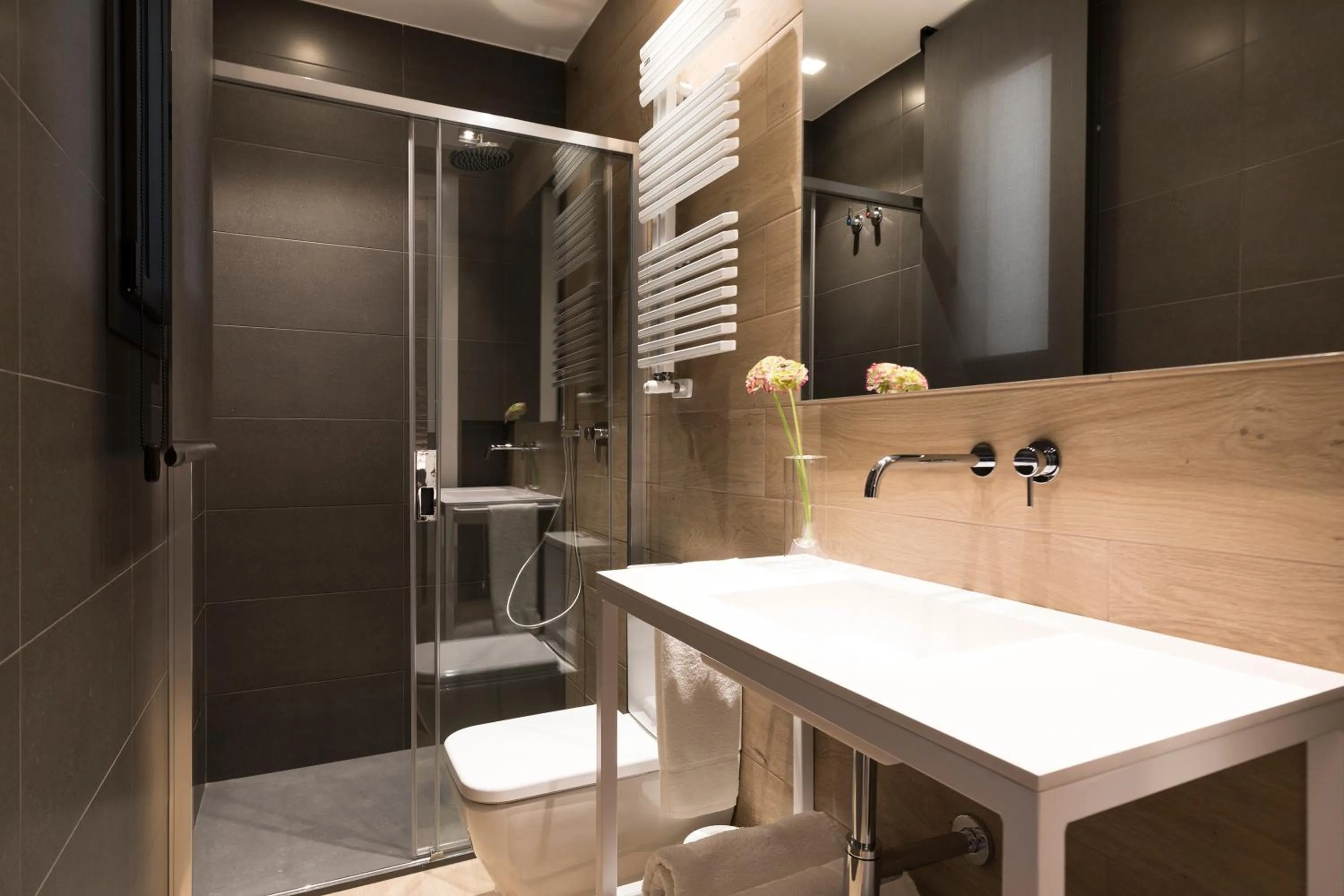 Shower in Aspasios Sagrada Familia Apartments