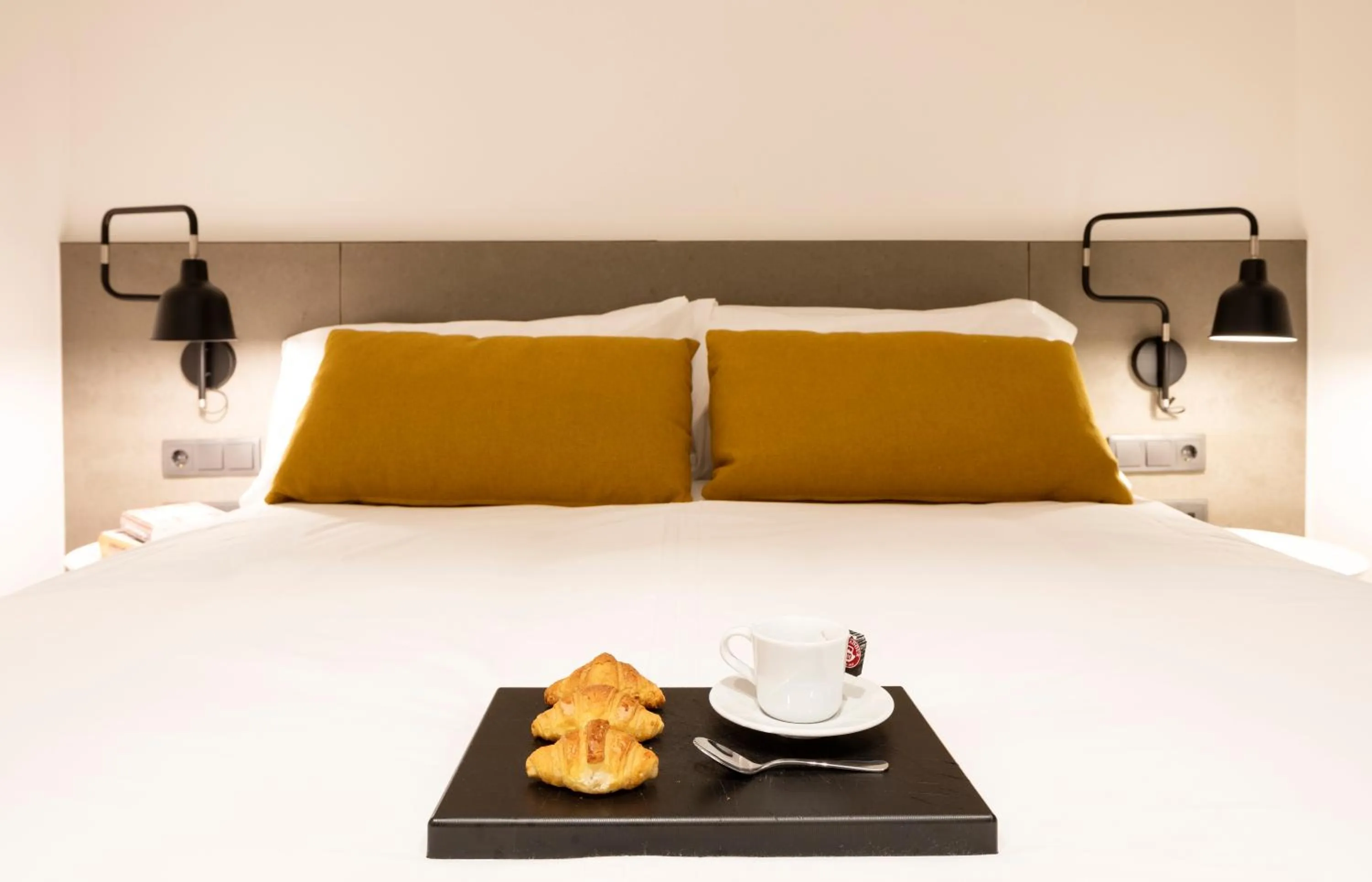 Bed in Aspasios Sagrada Familia Apartments