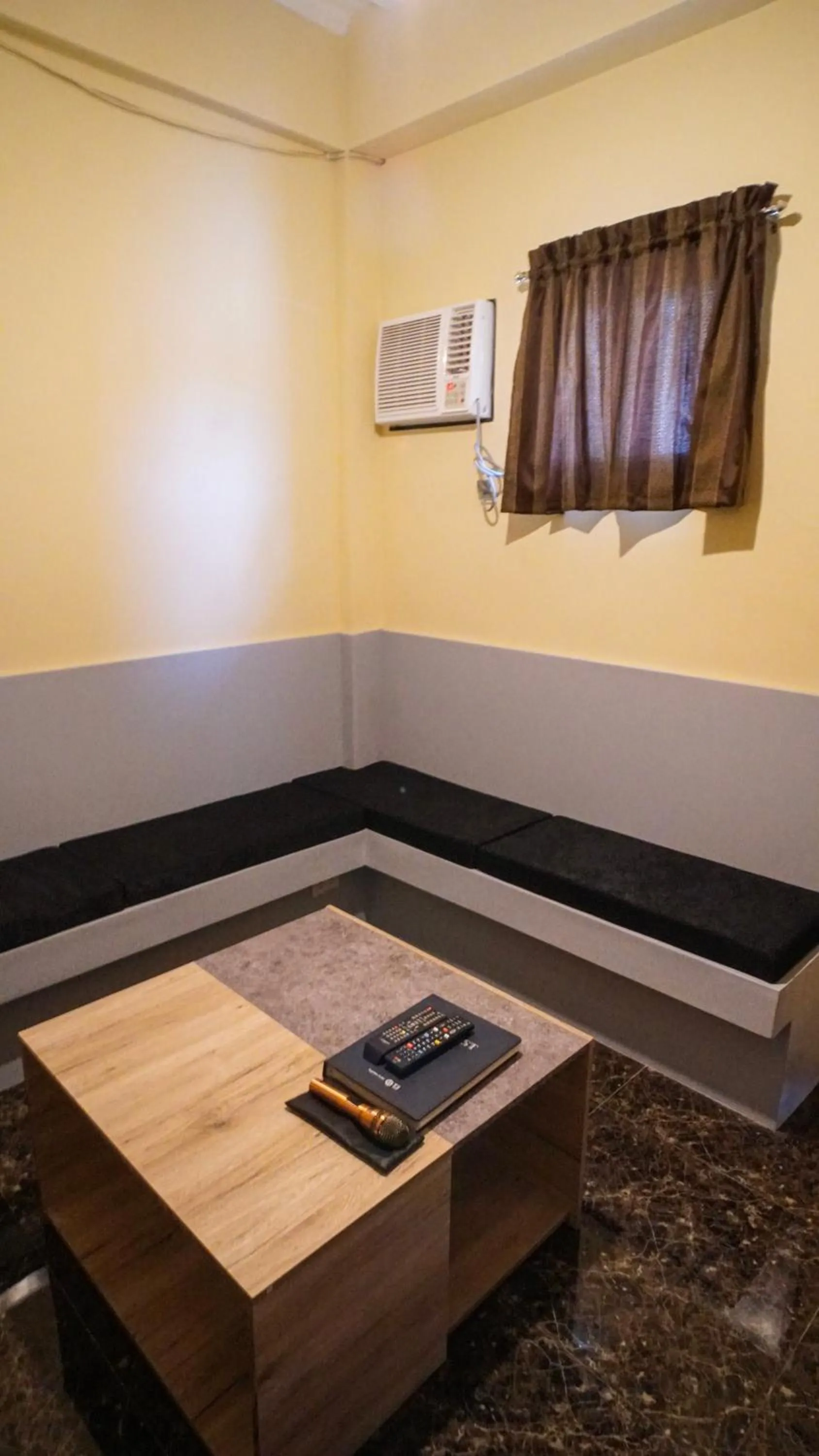 Karaoke in ParmView Inn