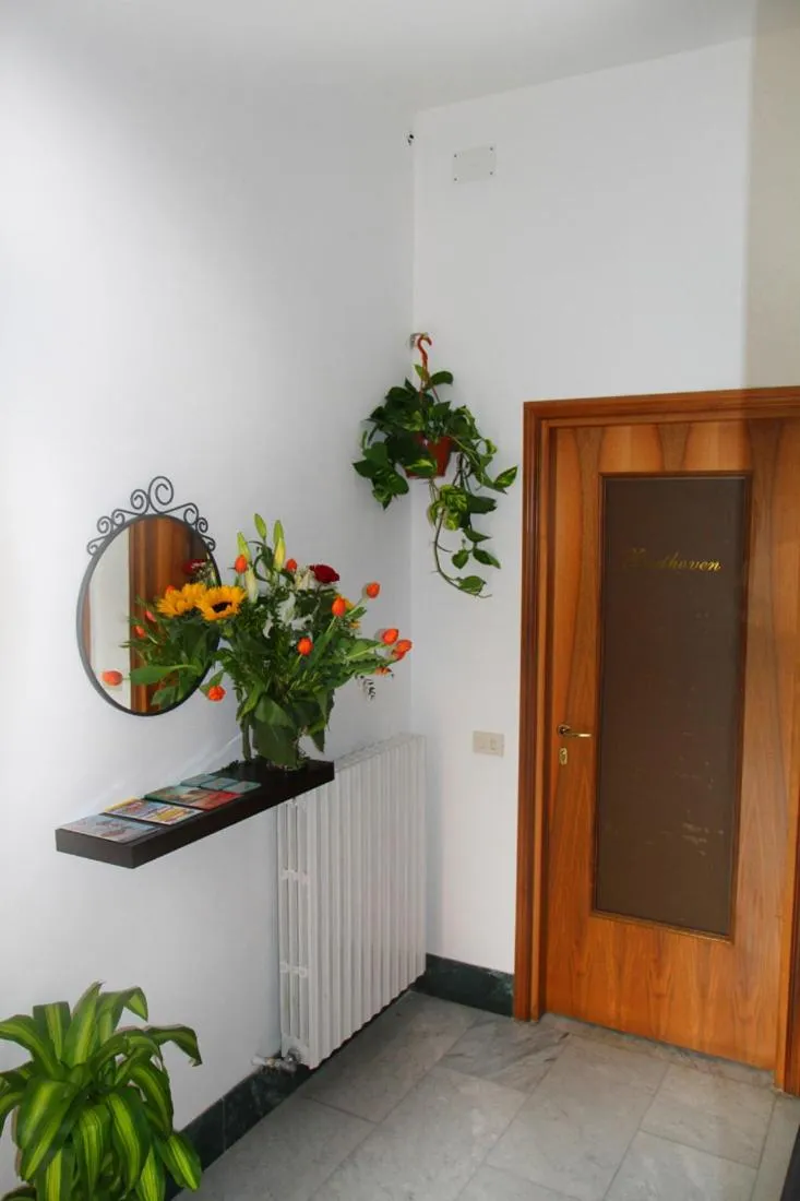 Facade/entrance in B&B Music