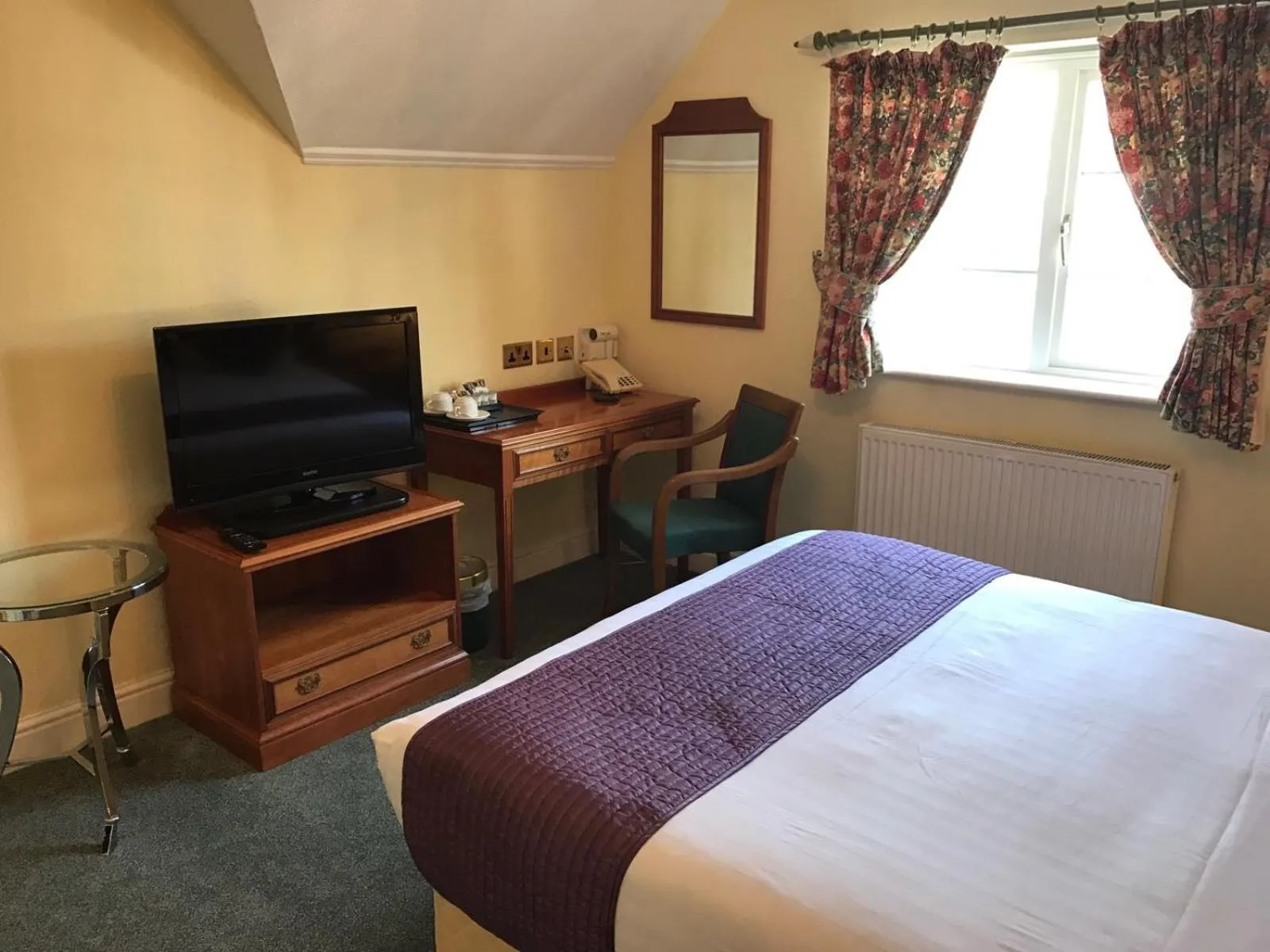 Bedroom, Bed in Harefield Manor Hotel