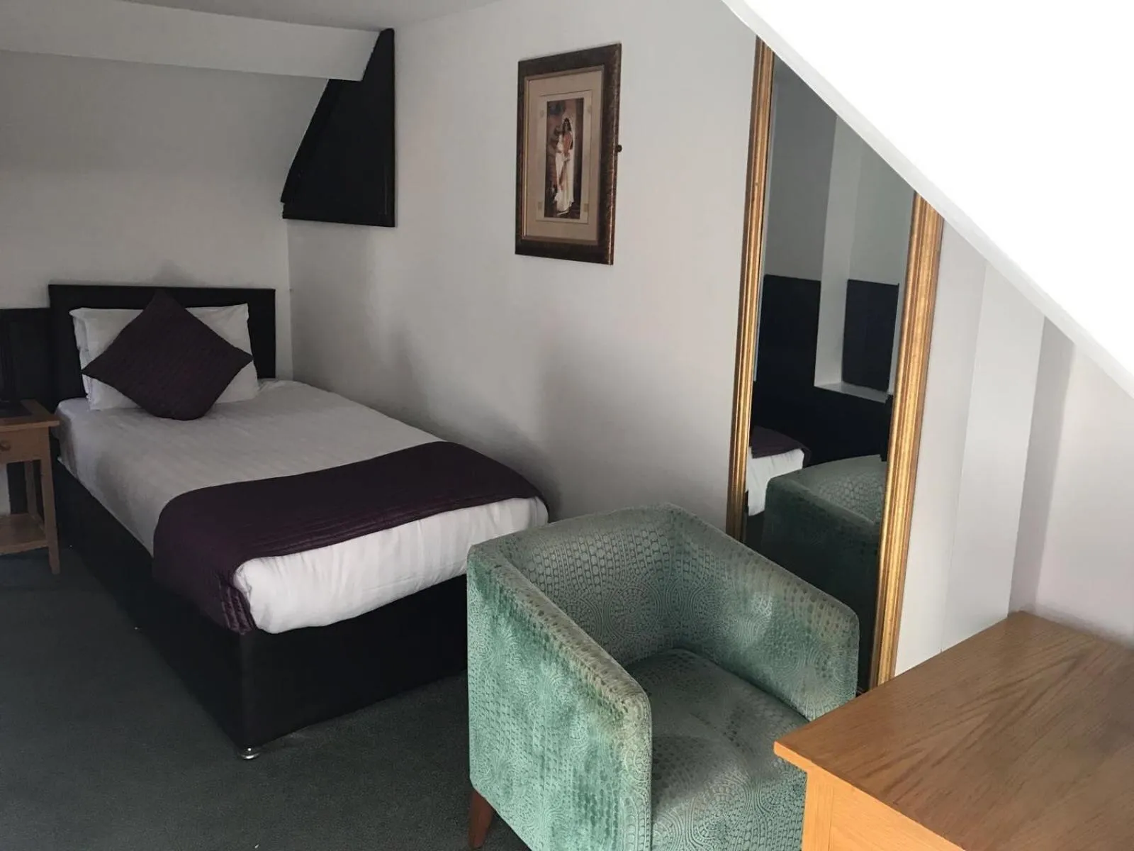 Bedroom, Bed in Harefield Manor Hotel