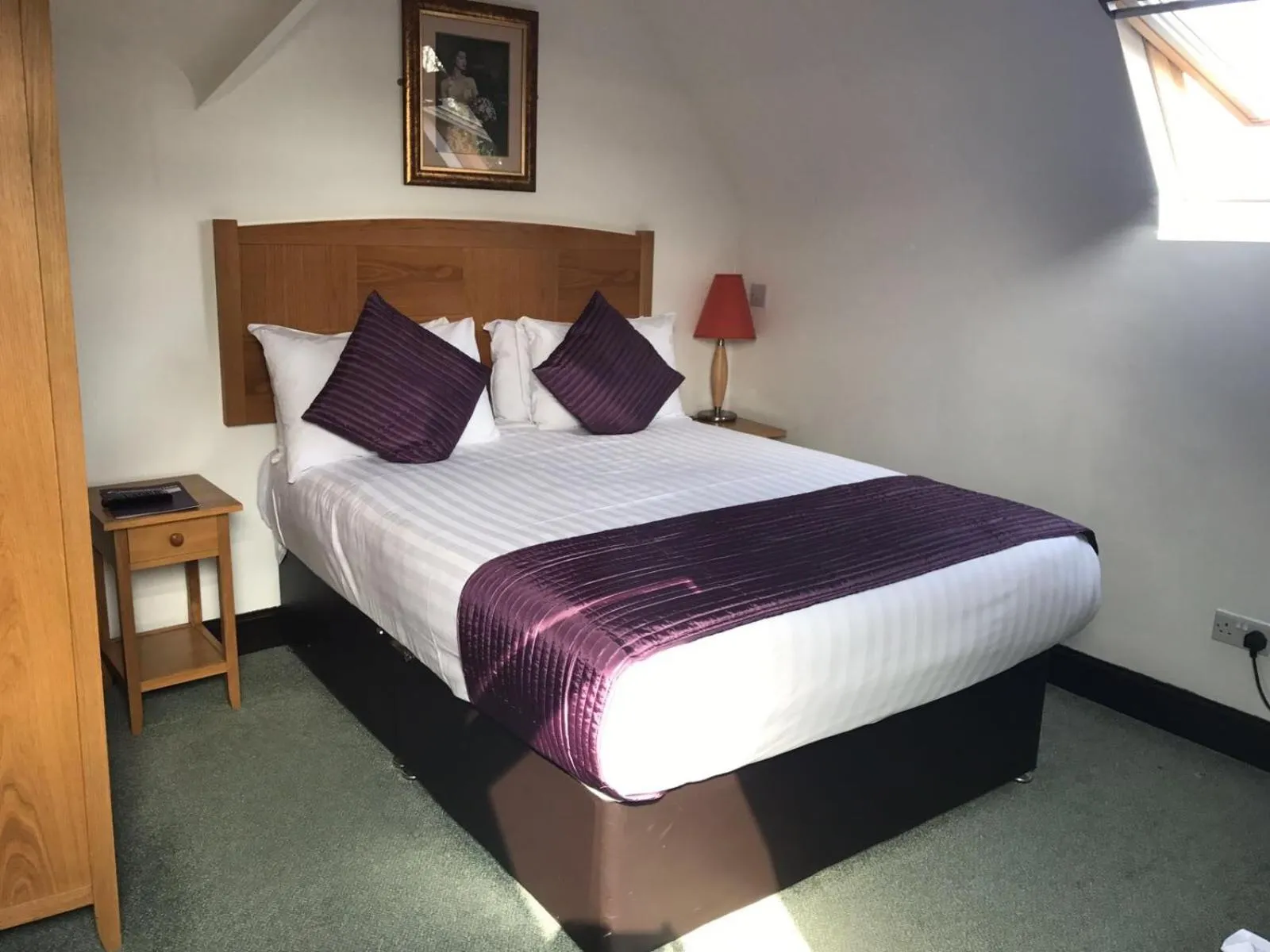 Bedroom, Bed in Harefield Manor Hotel