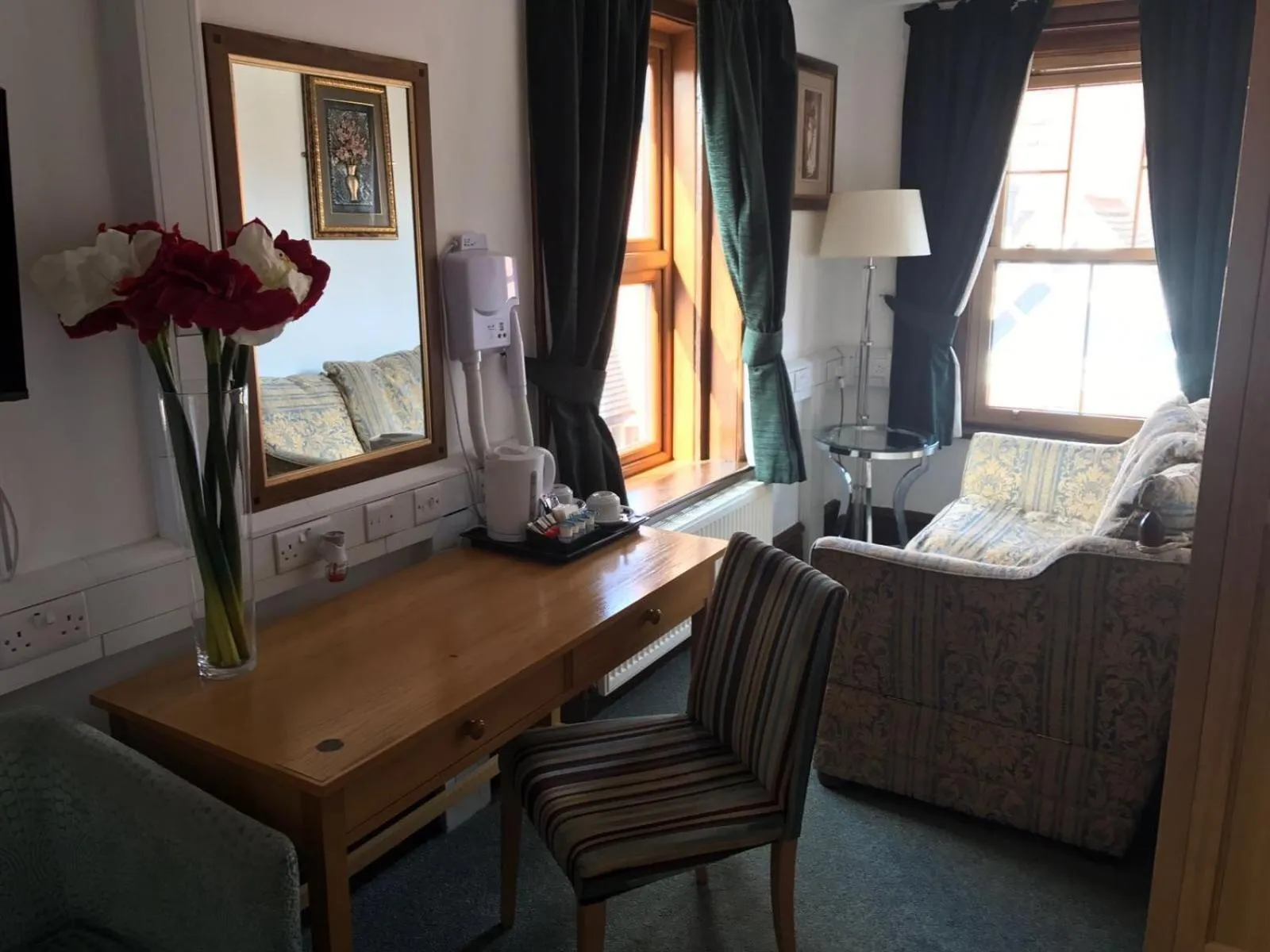 Seating area, Bed in Harefield Manor Hotel