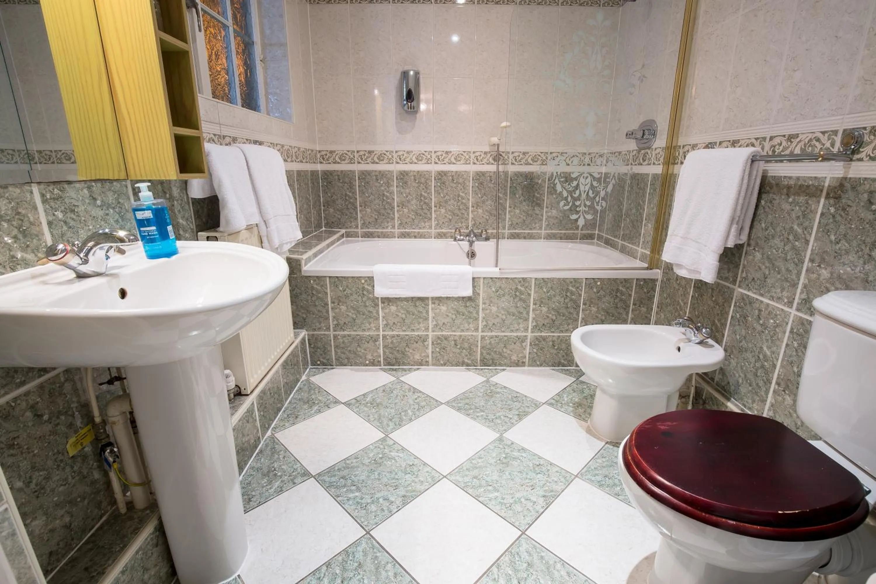 Bathroom in Harefield Manor Hotel