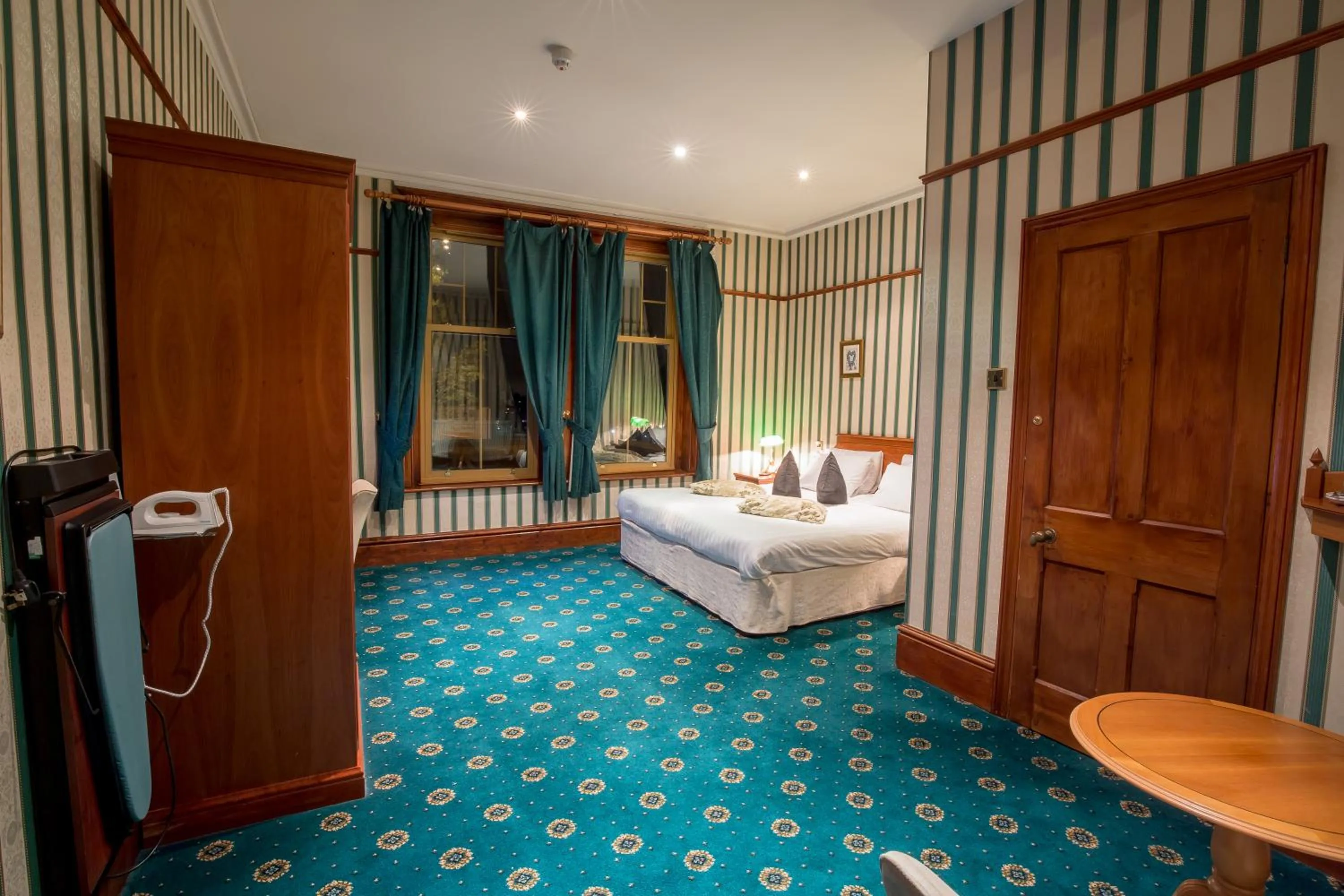 Bathroom, Bed in Harefield Manor Hotel