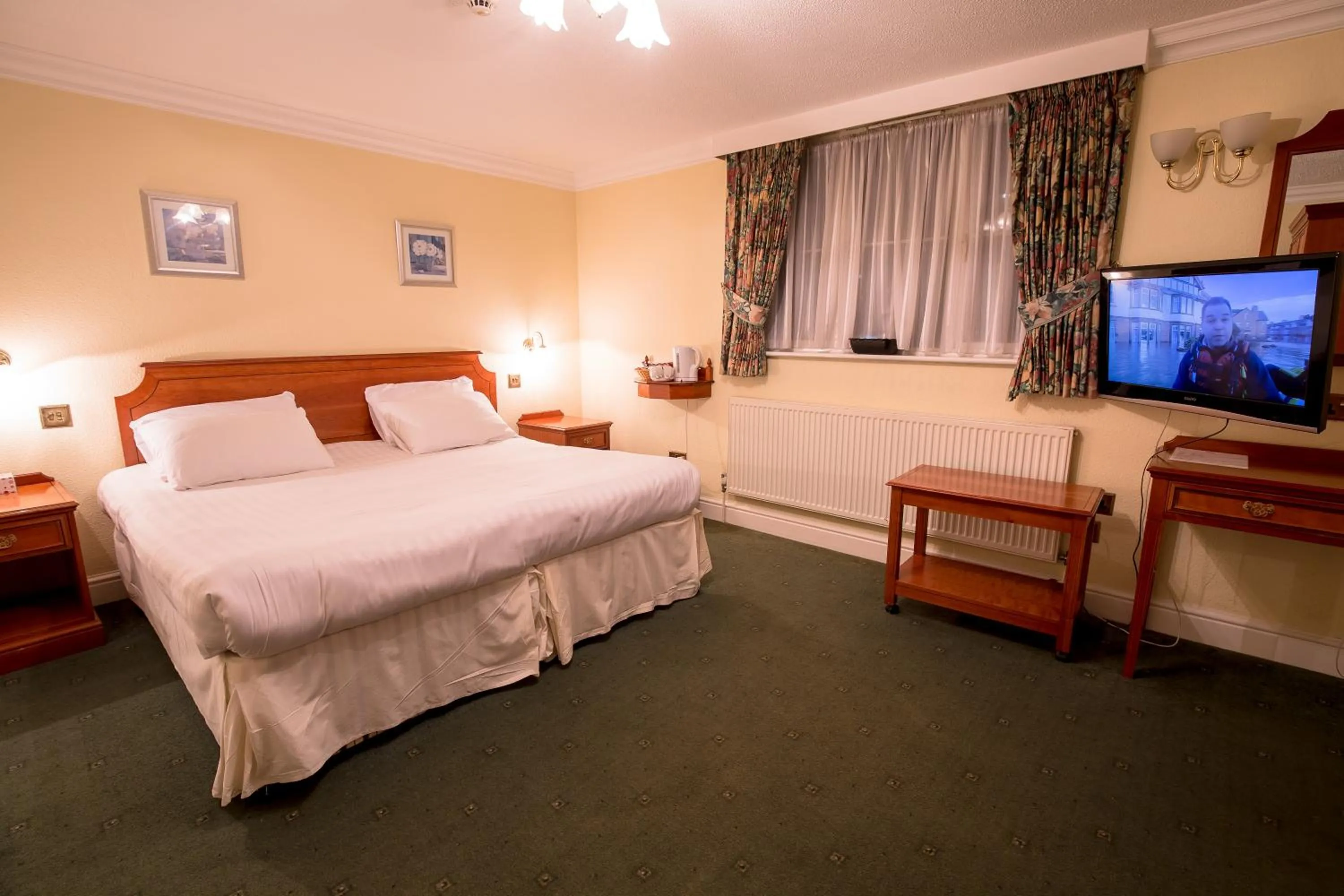 Bathroom, Bed in Harefield Manor Hotel