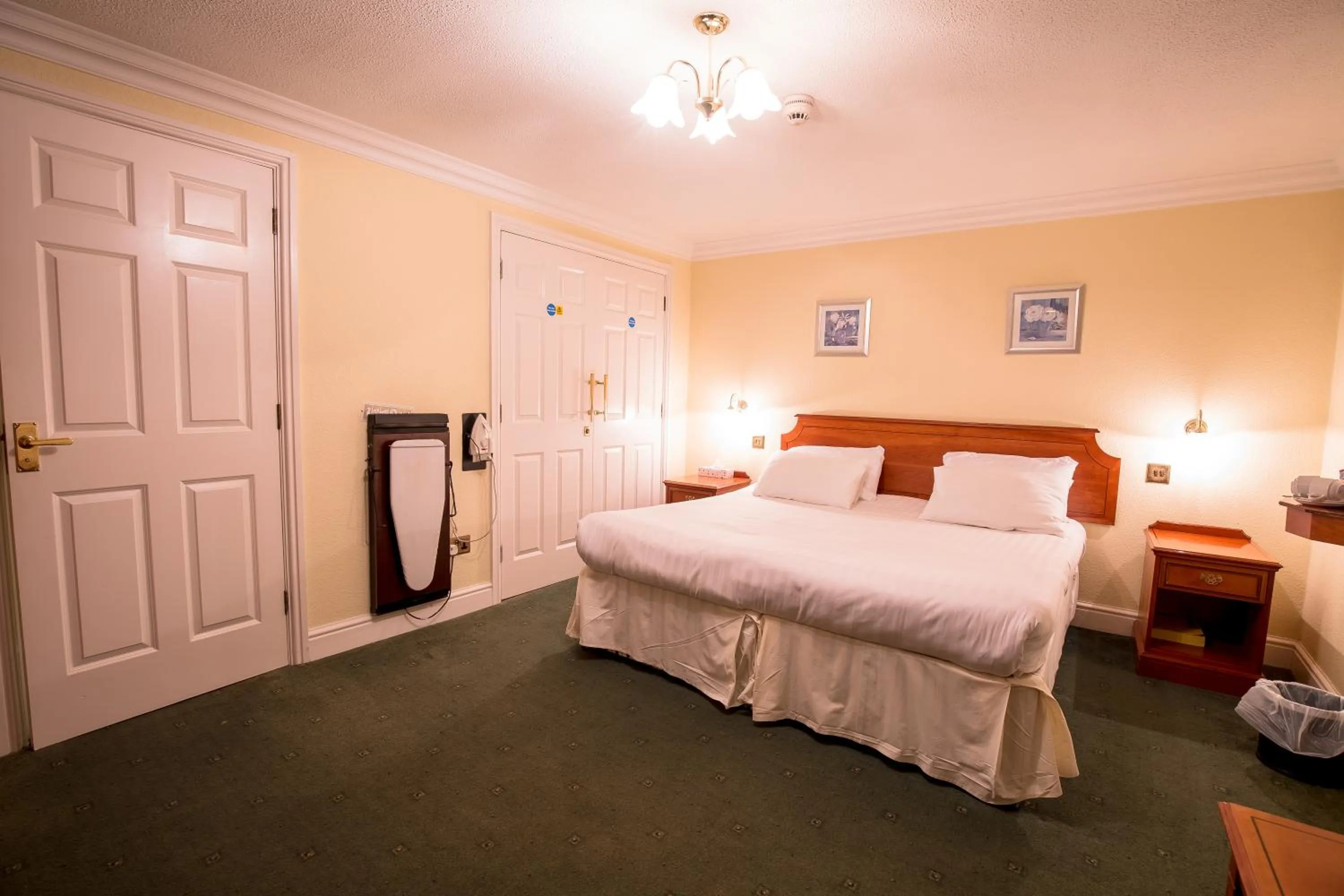 Bathroom, Bed in Harefield Manor Hotel