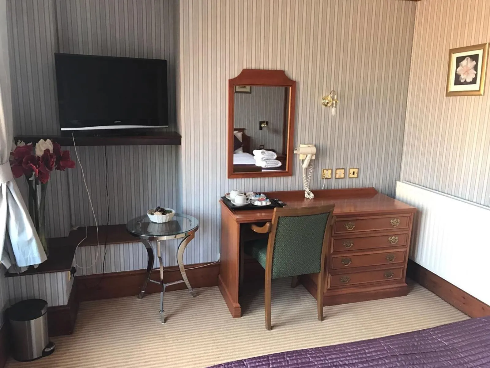 Bedroom in Harefield Manor Hotel