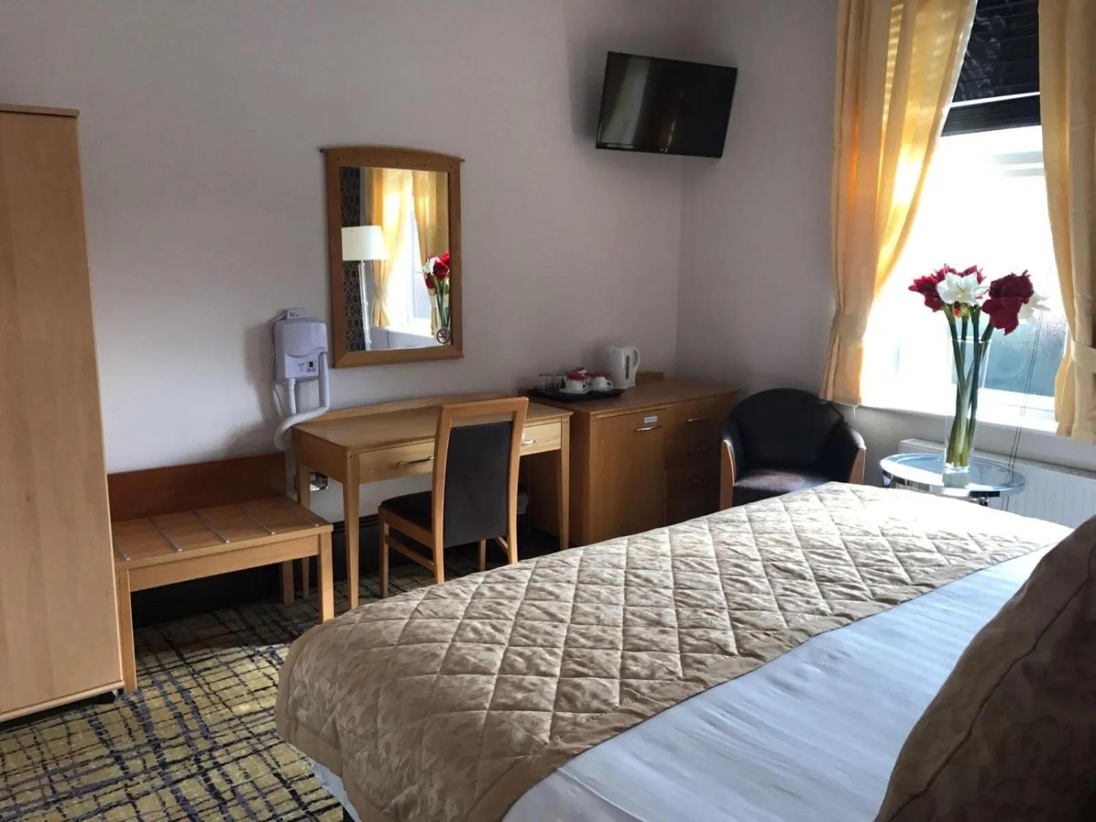 Bedroom, Bed in Harefield Manor Hotel