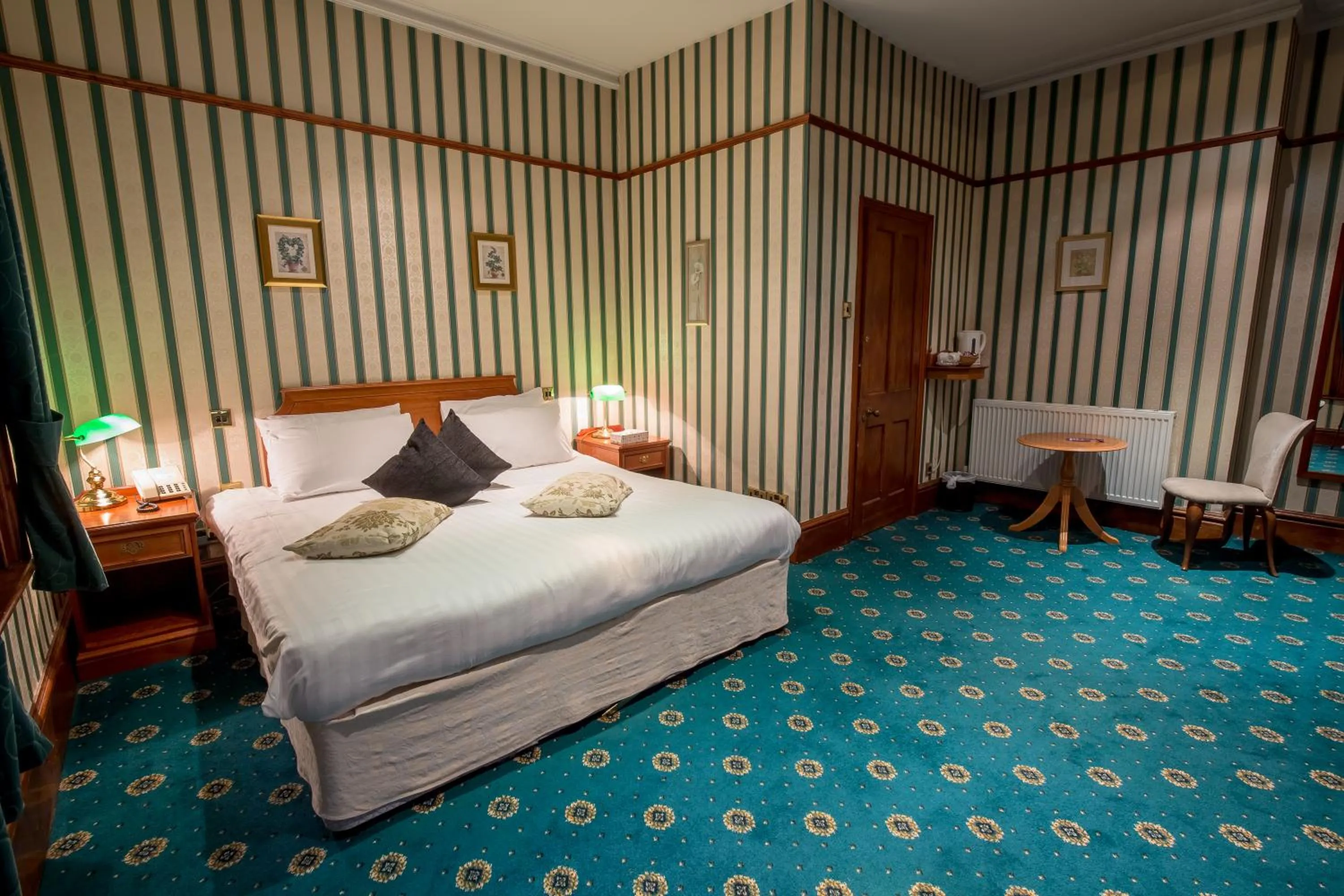 Bathroom, Bed in Harefield Manor Hotel