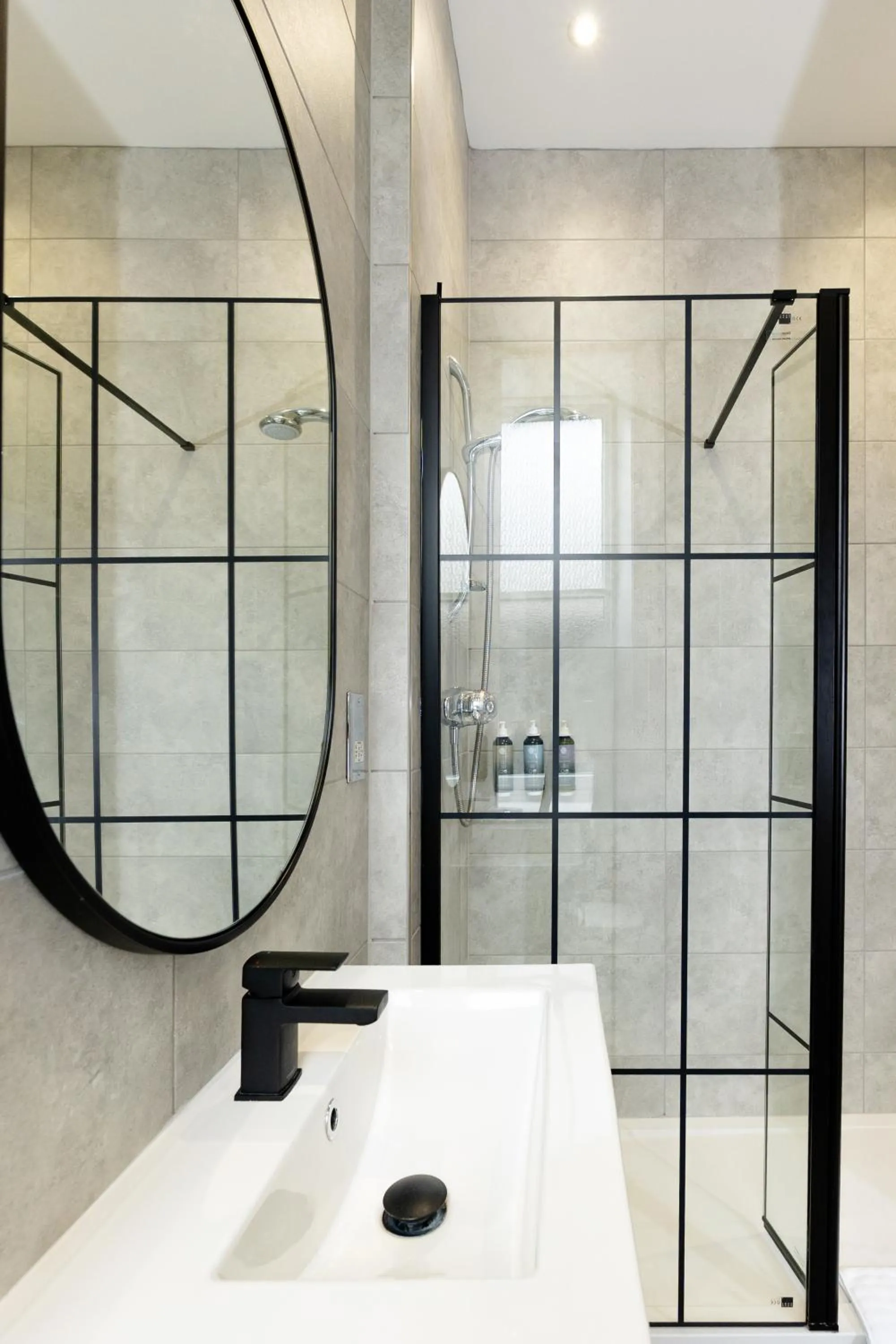 Shower in The Royal Hotel