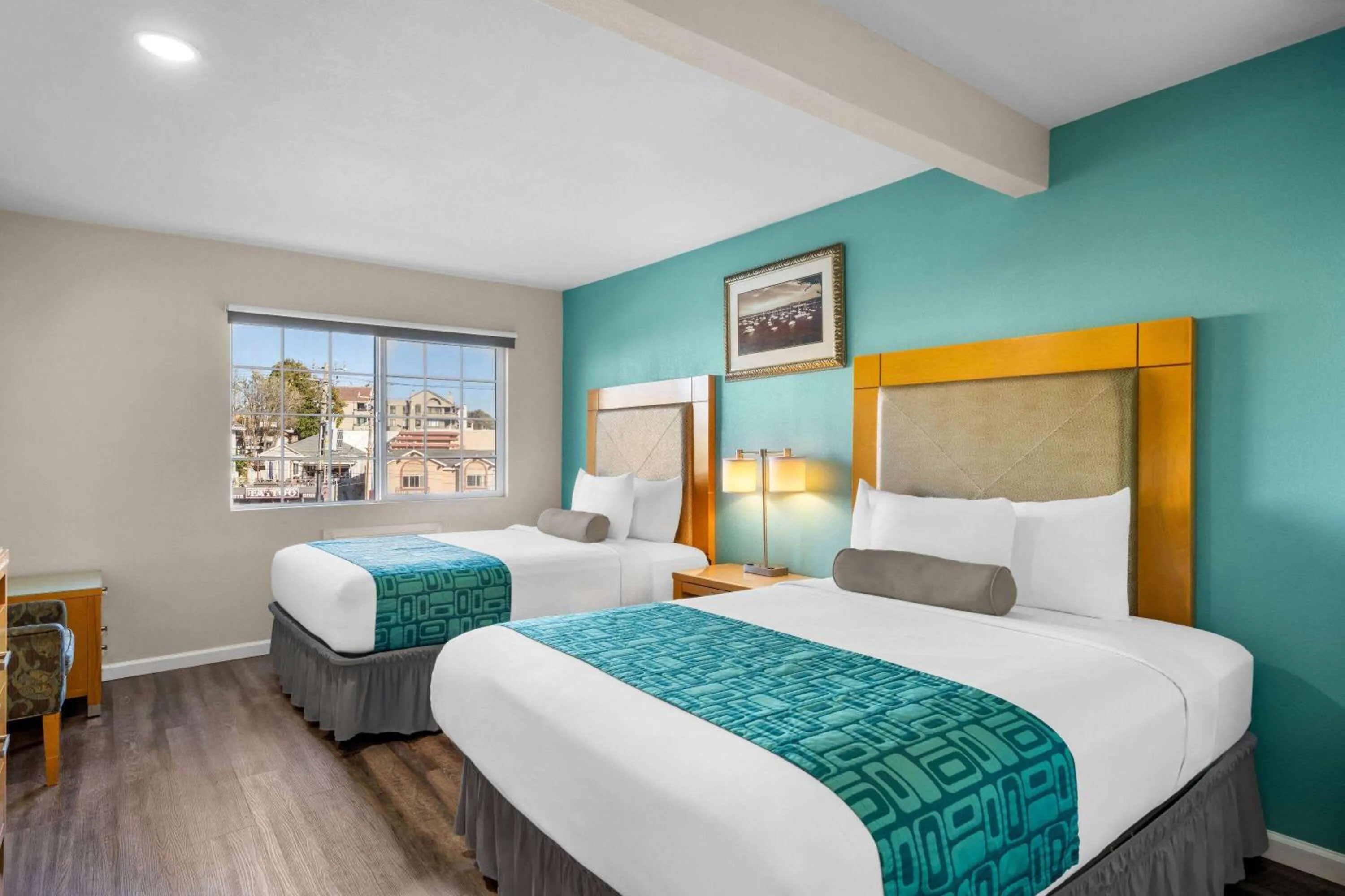 Photo of the whole room, Bed in Howard Johnson by Wyndham Santa Cruz