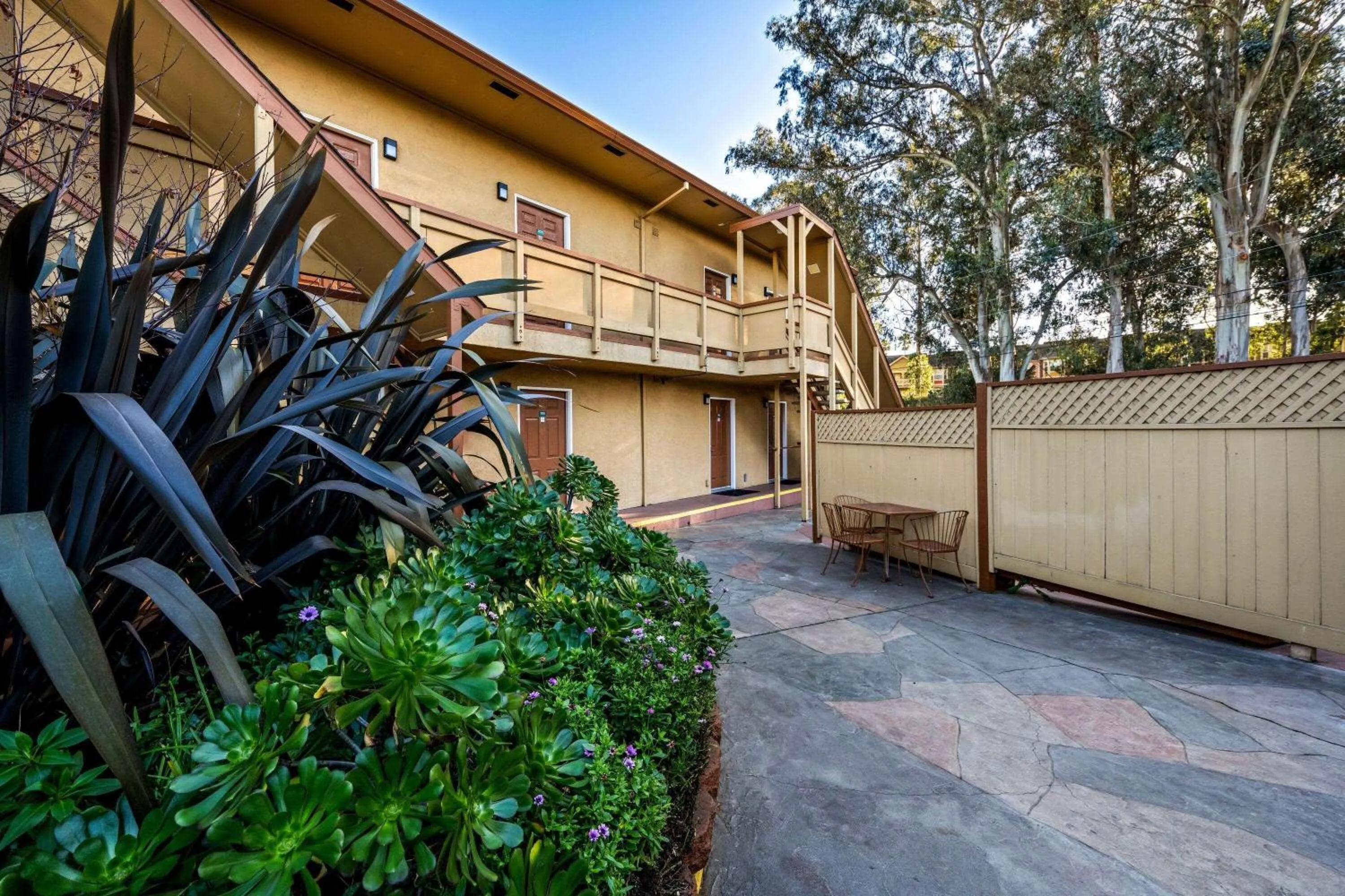 Property building in Howard Johnson by Wyndham Santa Cruz