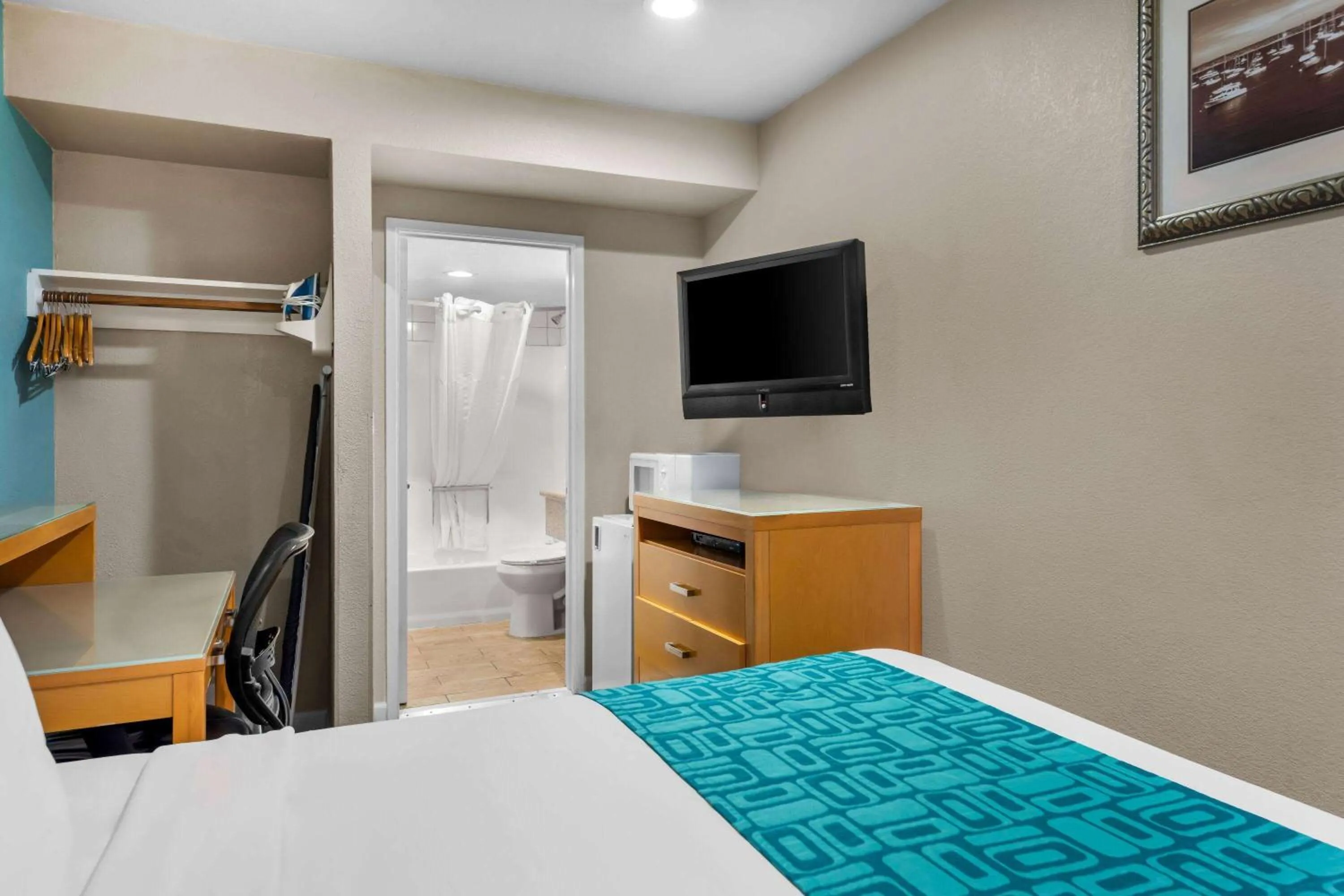 Bed in Howard Johnson by Wyndham Santa Cruz